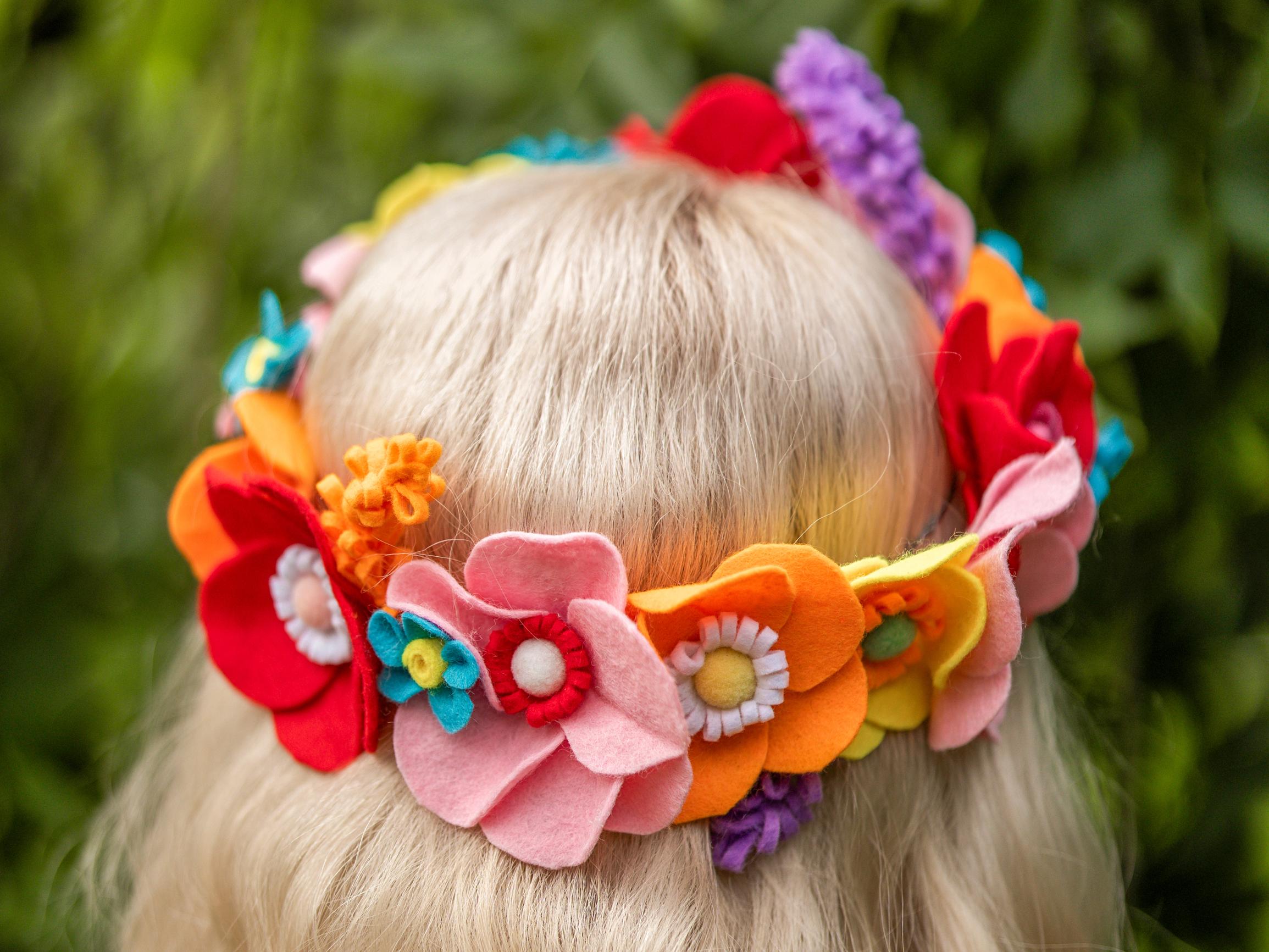 Something stunning for summer parties! Make a long-lasting hair wreath with colorful felt flowers