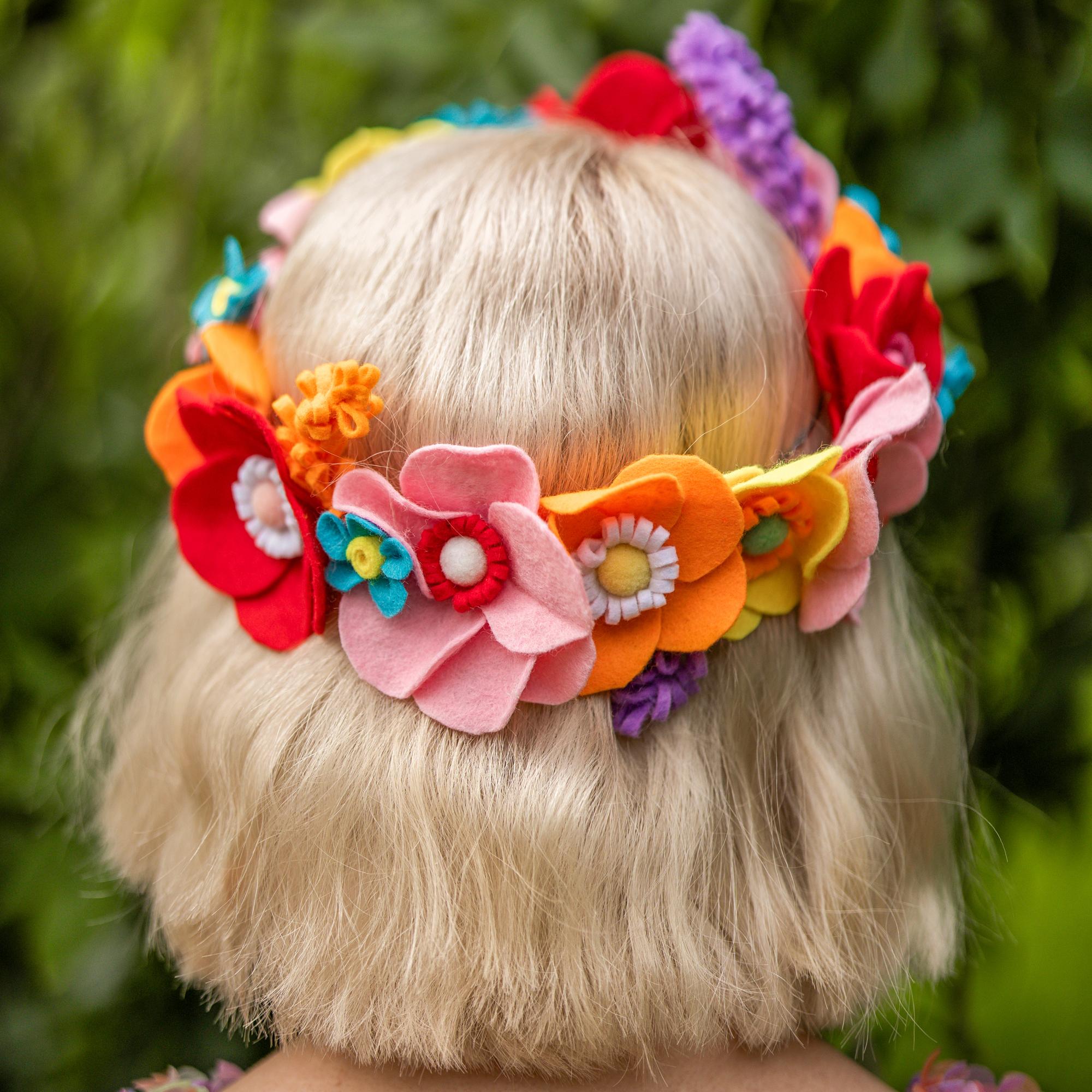 Something stunning for summer parties! Make a long-lasting hair wreath with colorful felt flowers