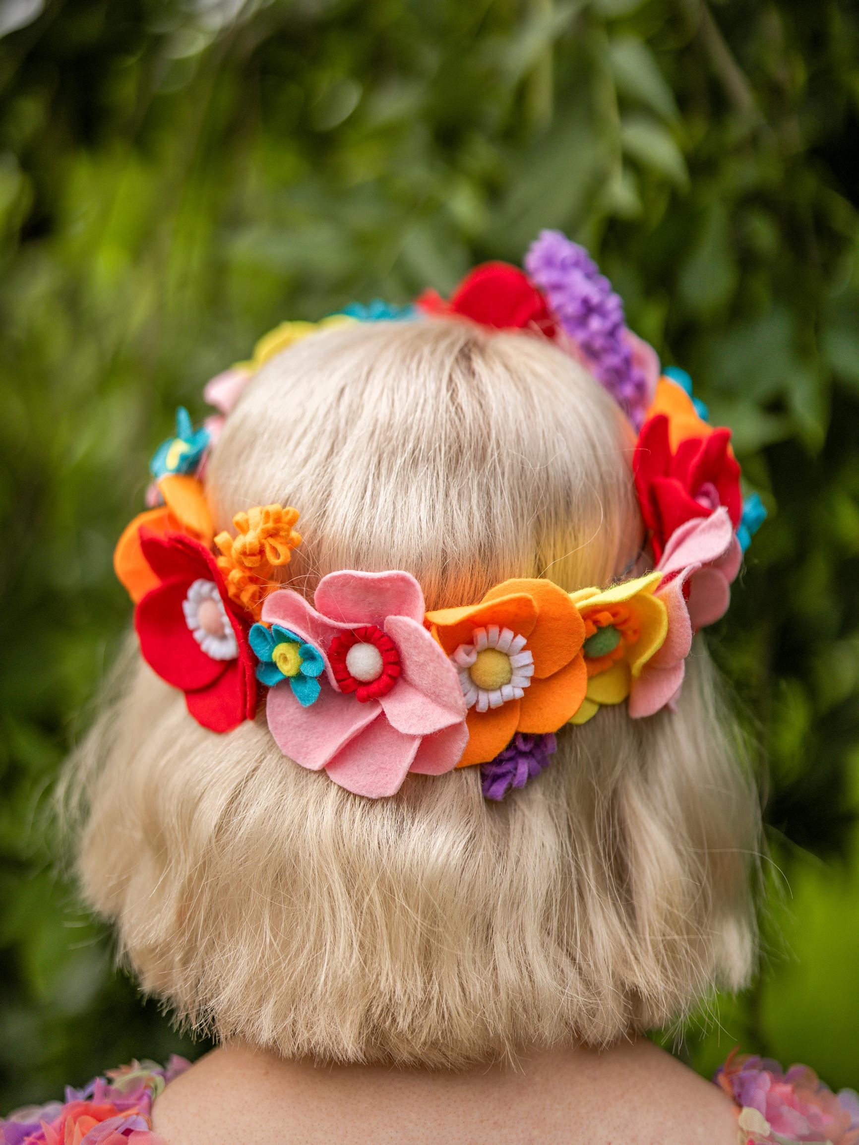 Something stunning for summer parties! Make a long-lasting hair wreath with colorful felt flowers