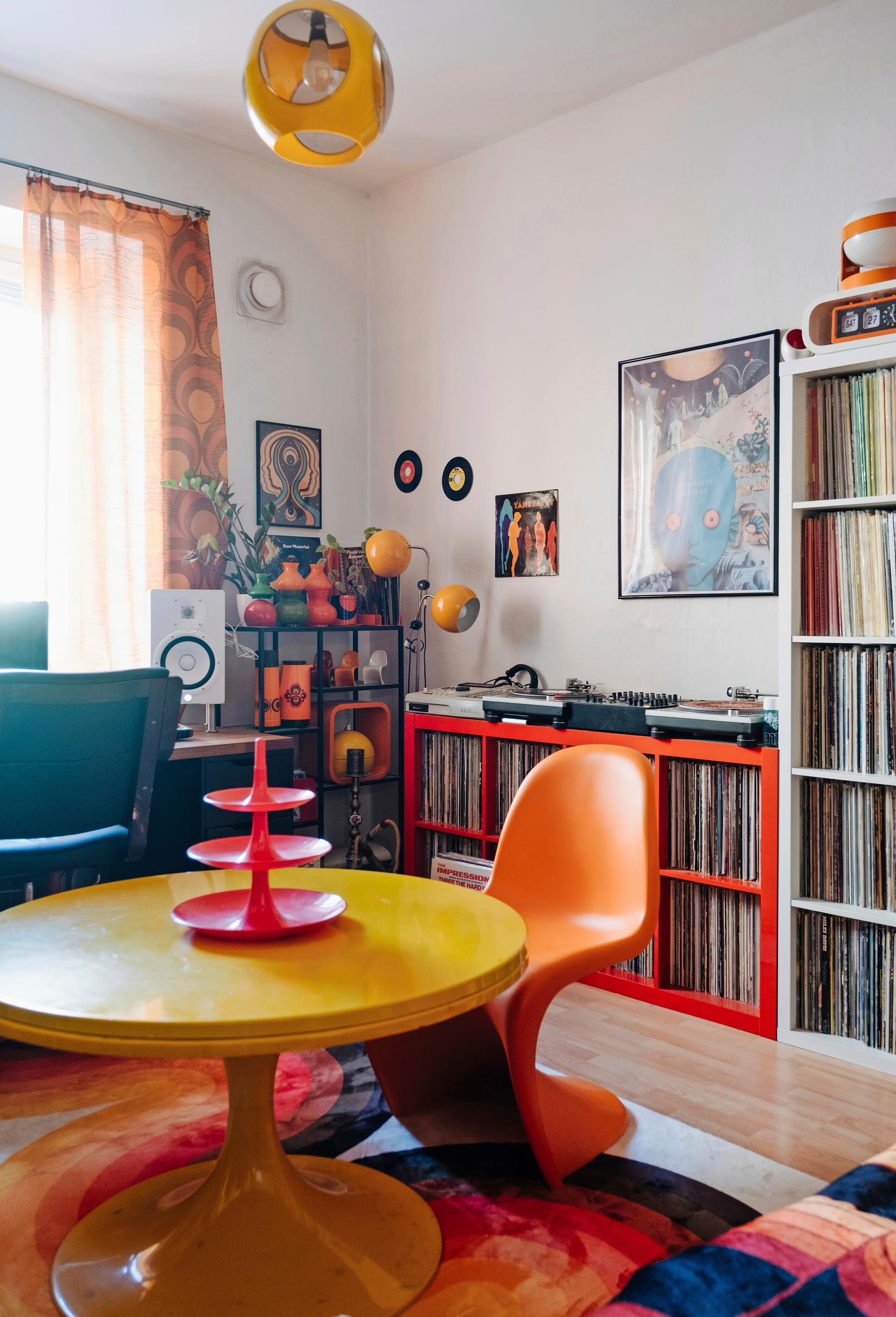 Photo of a studio’s dining set made of vintage finds.