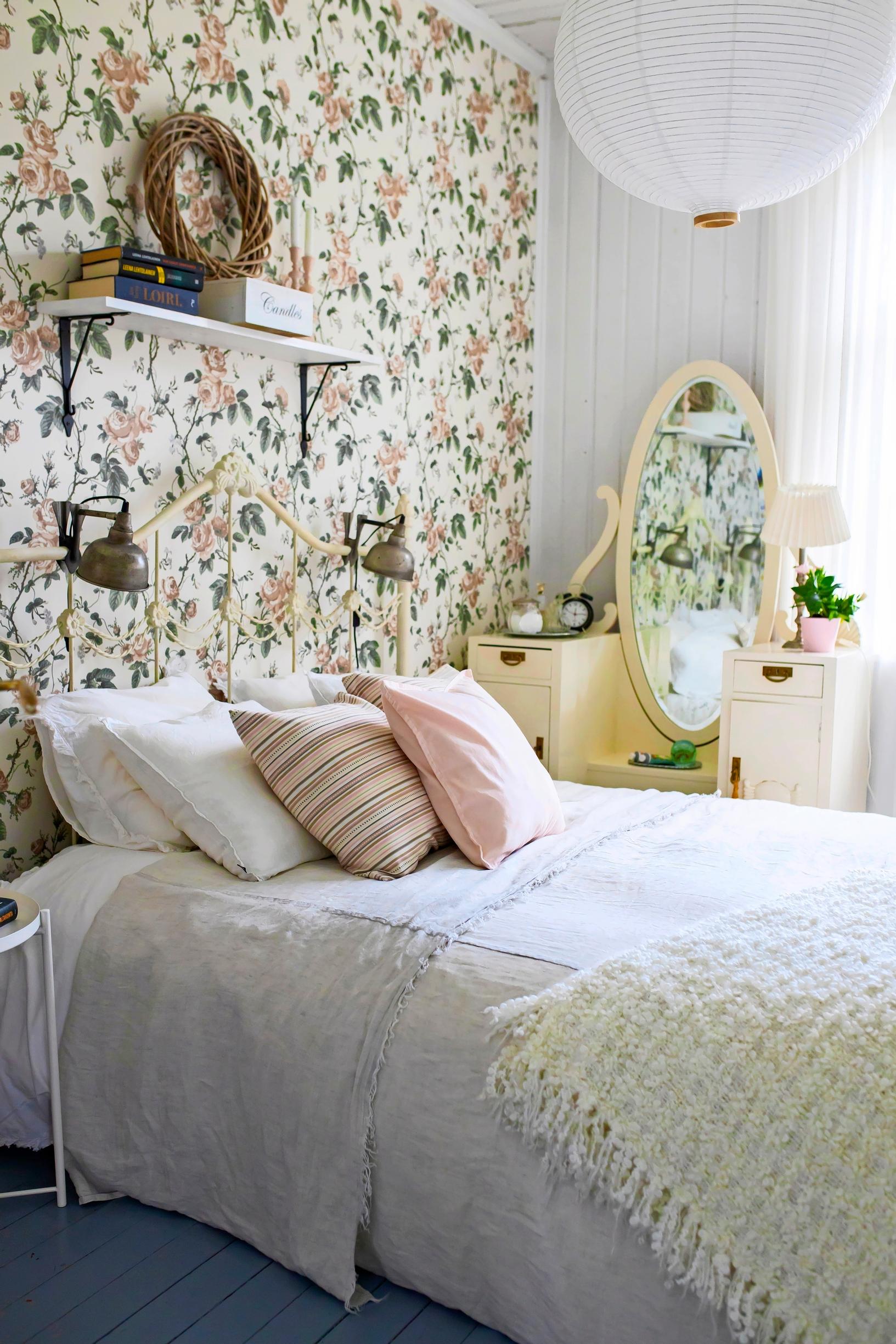 The bedroom is graced by Boråstapeter’s ultra-romantic French Roses wallpaper