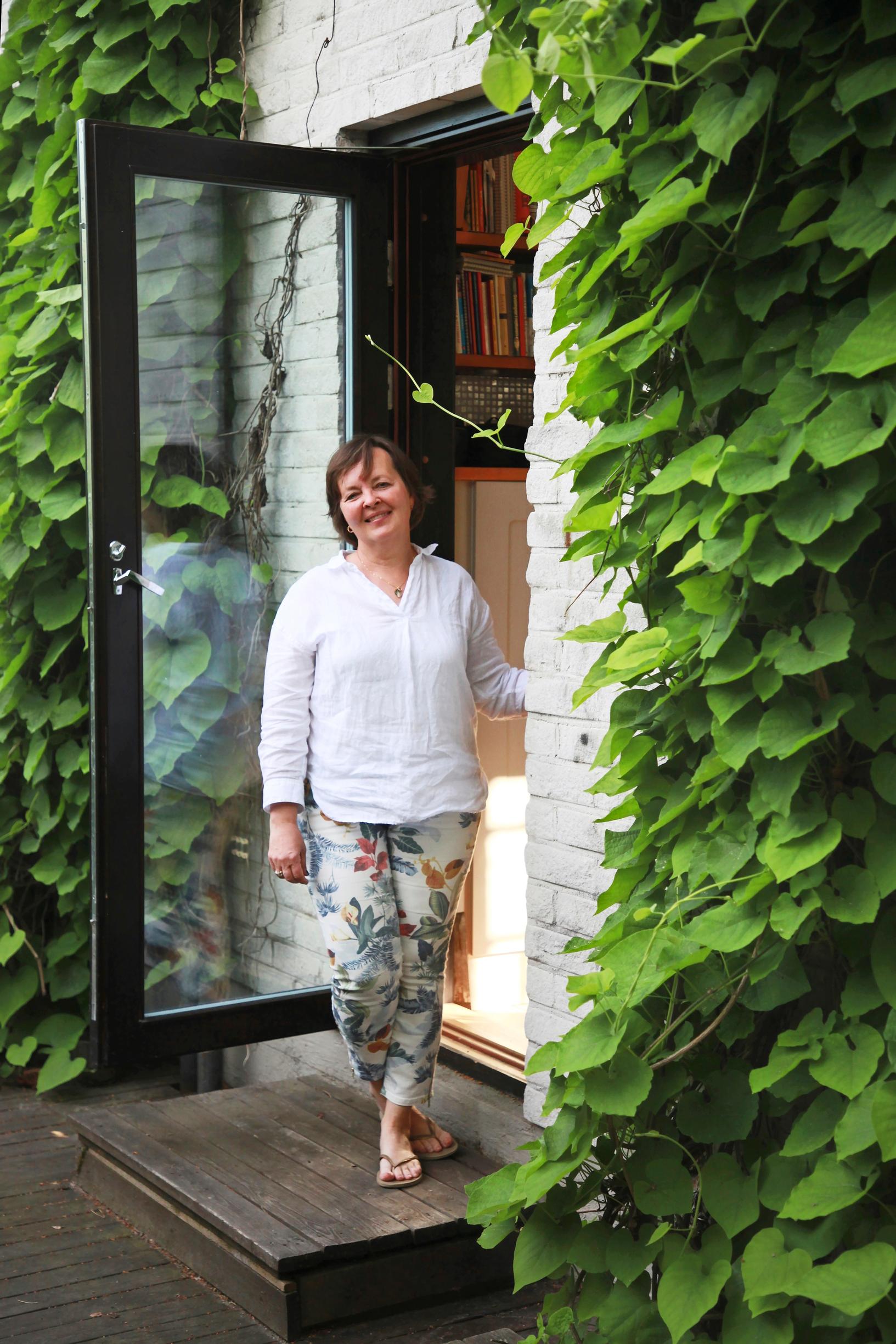 The garden offers Maria peace of mind and sensory experiences. On the brick wall, Dutchman’s pipe.
