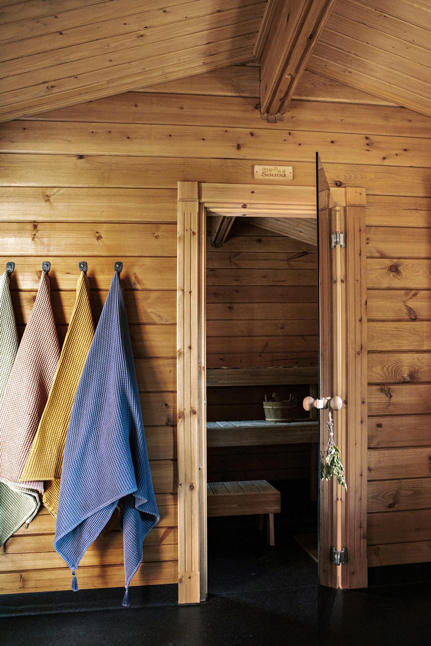 The winter-insulated outdoor sauna and waffle towels