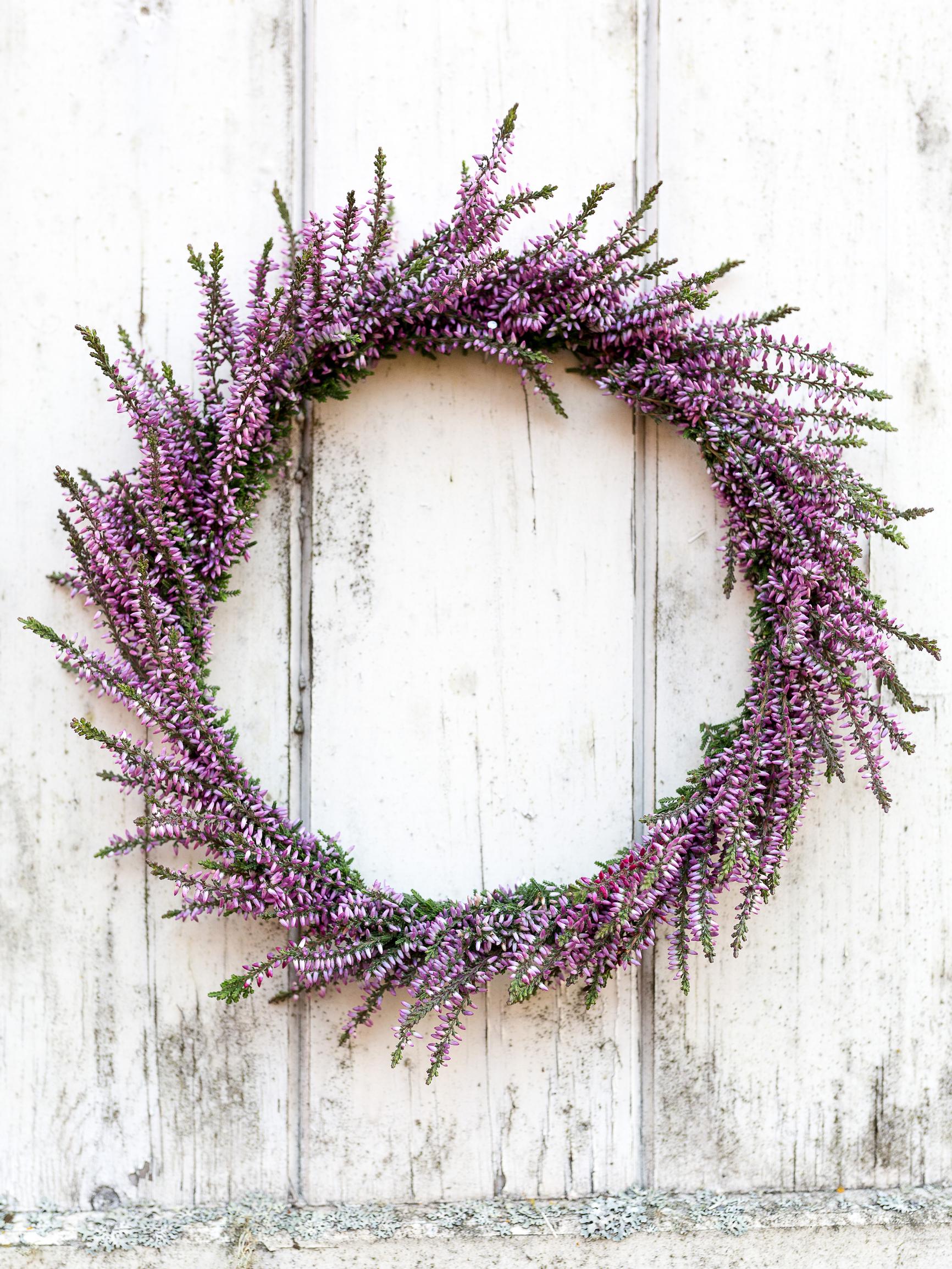 Craft a lasting heather wreath for autumn