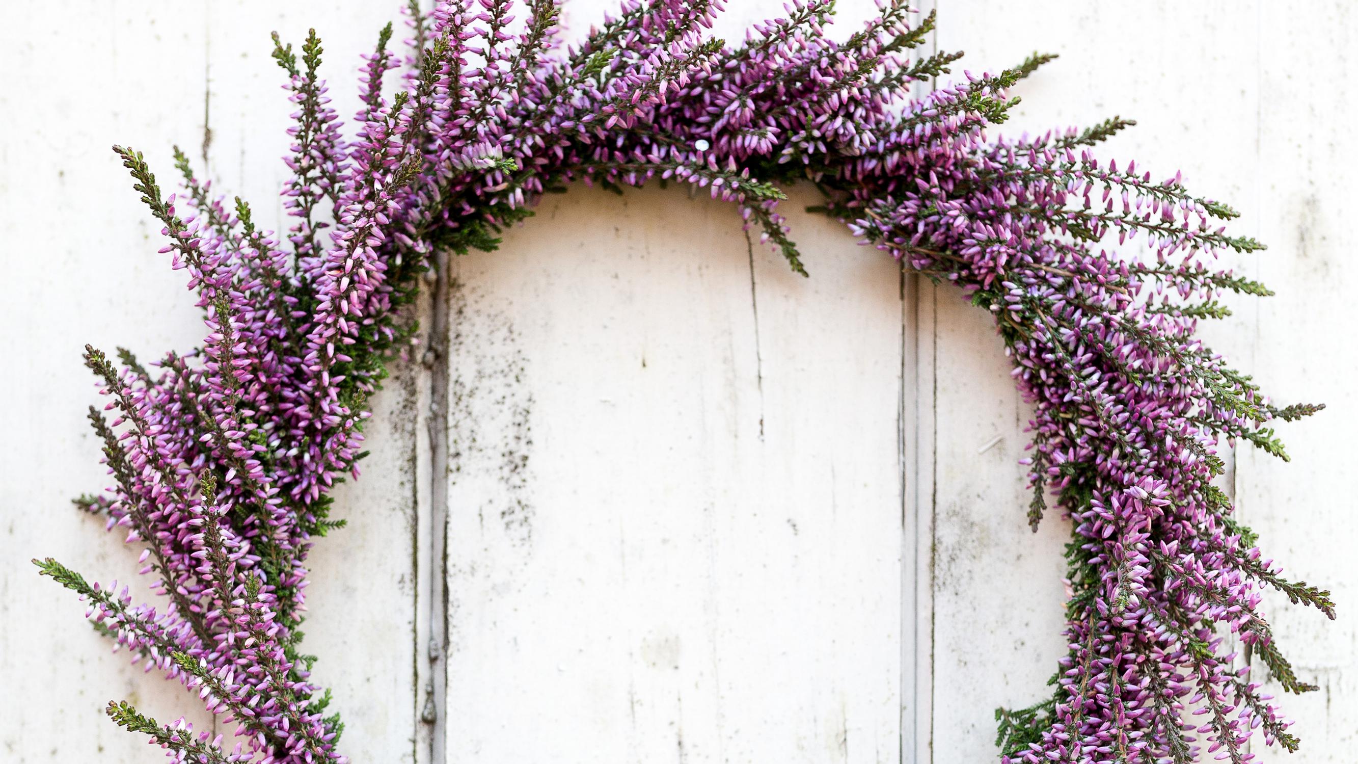 Craft a lasting heather wreath for autumn