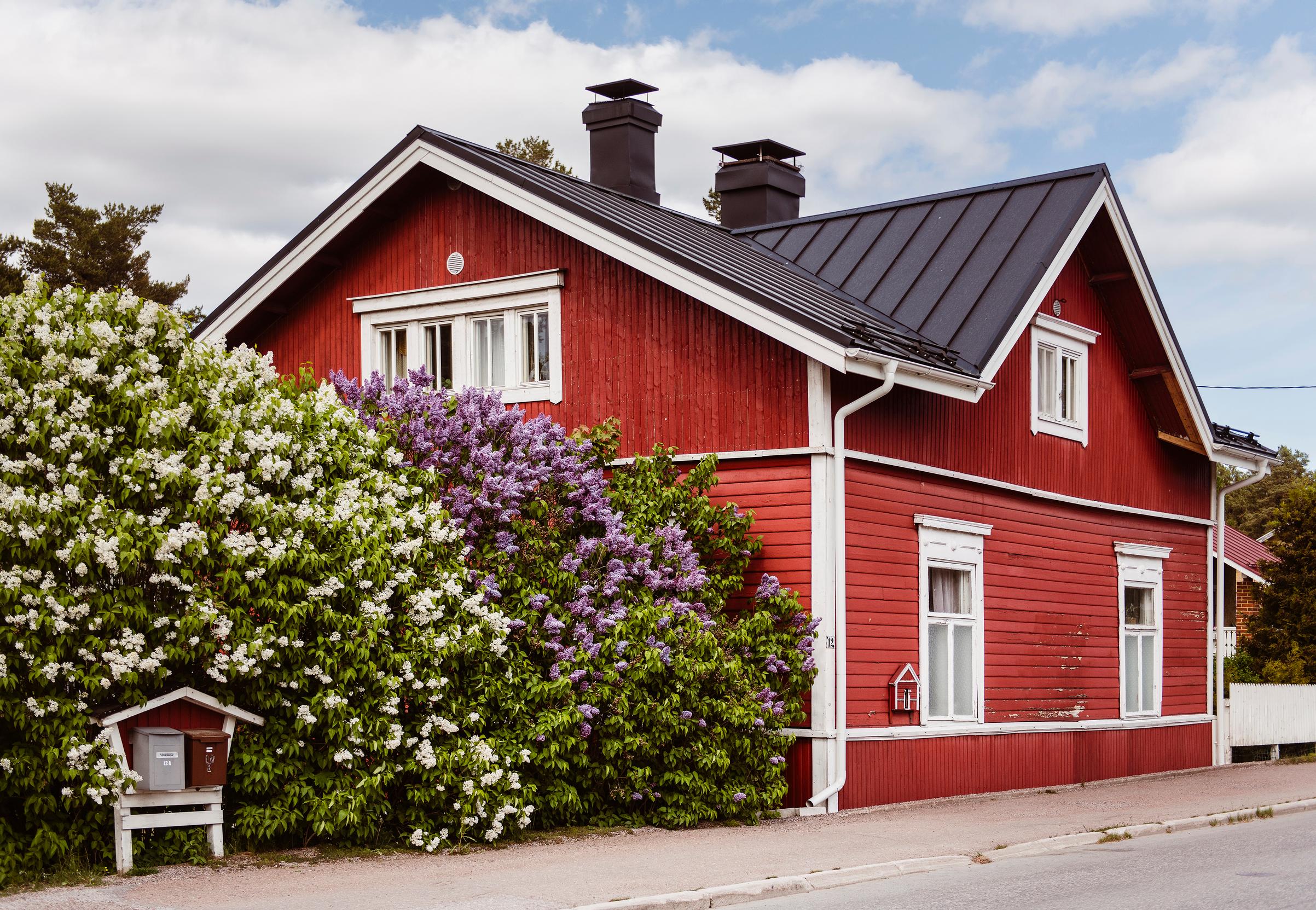 Red log house in Loviisa