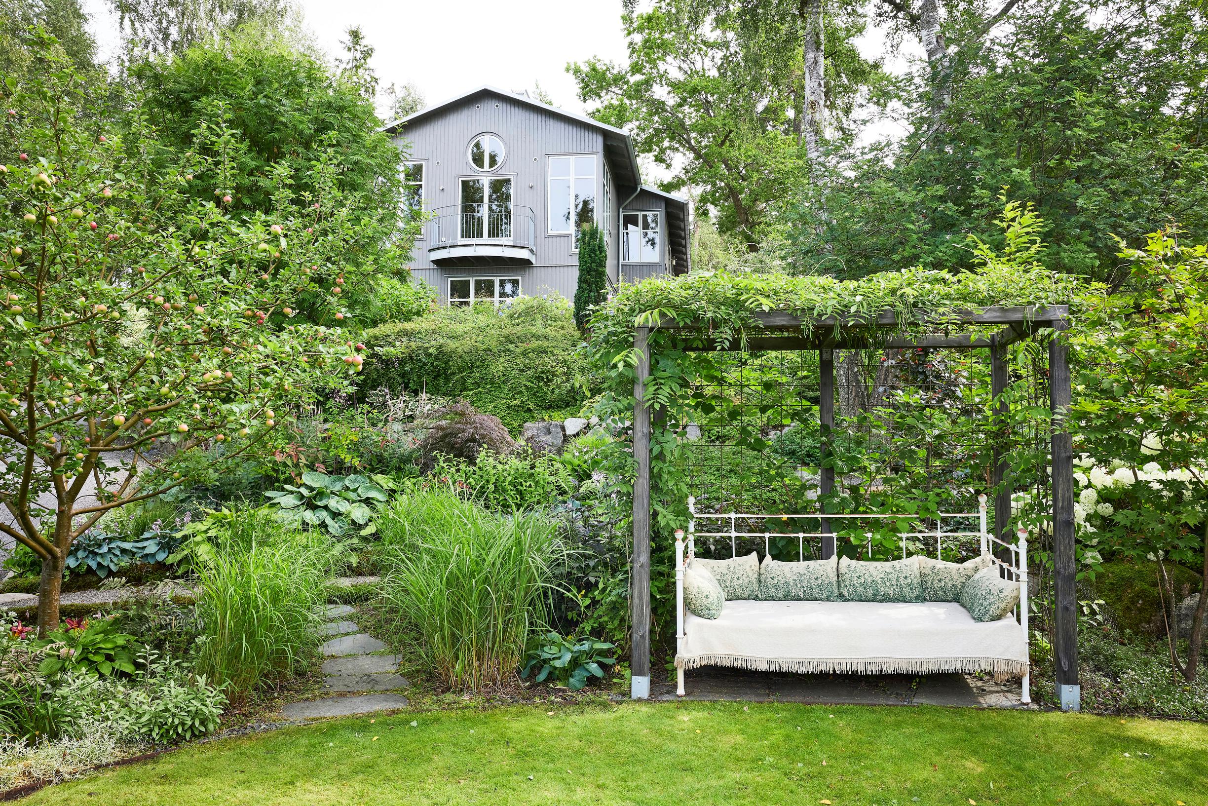 Moosegarden: the lush vegetation of the hillside garden hides rest areas, various garden rooms, and crossing paths