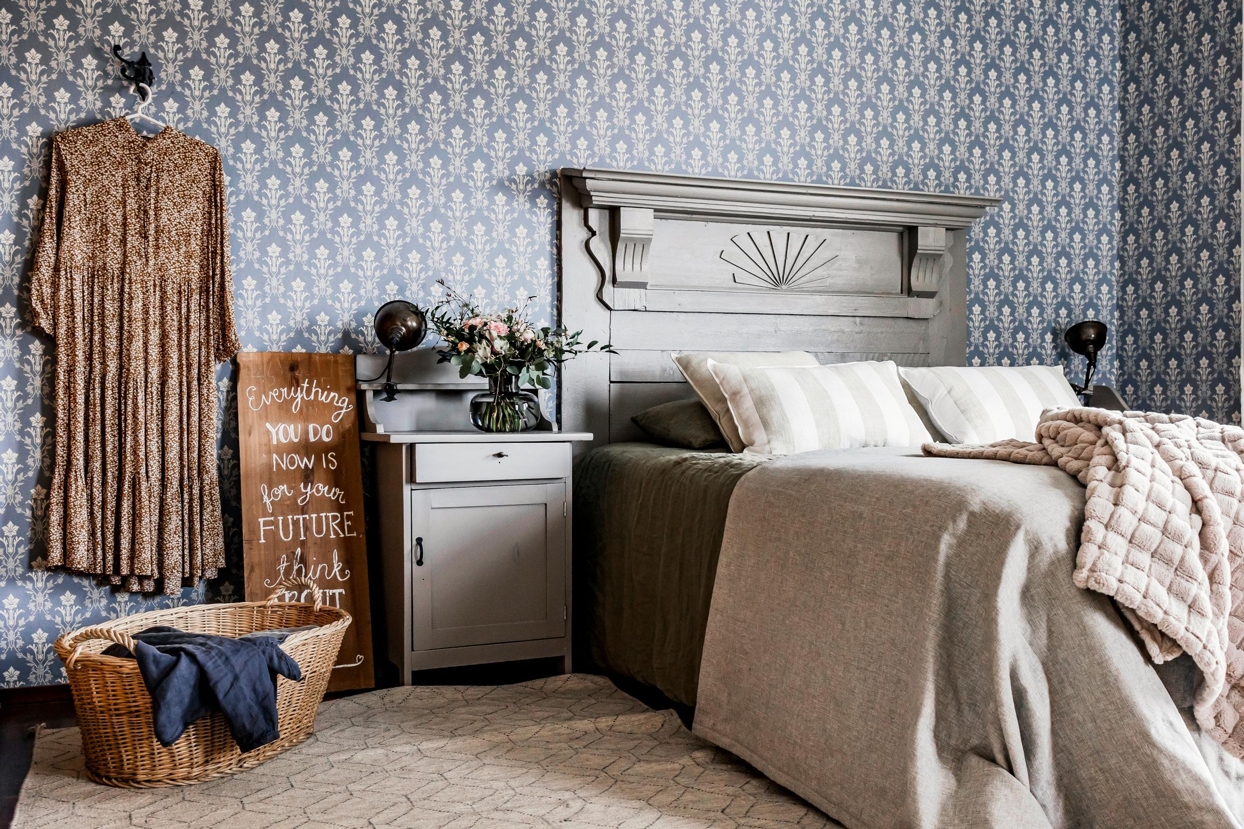 Hudiksvalls Teater wallpaper from Duro’s Gammalsvenska collection in the bedroom