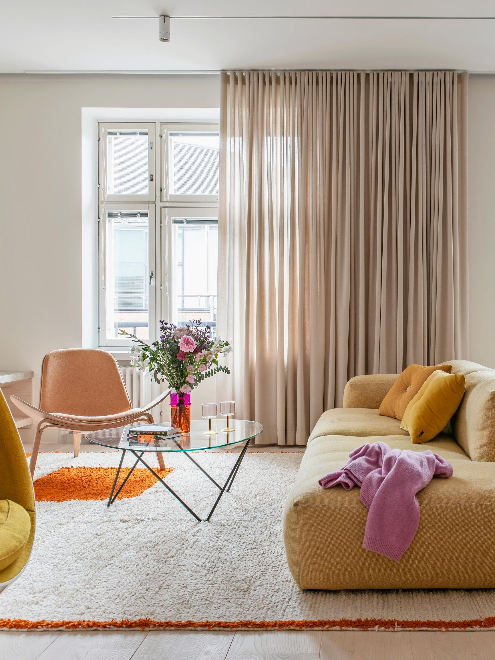 A dentist’s office transformed into a serene and elegant home in central Helsinki—where delicate meets colorful