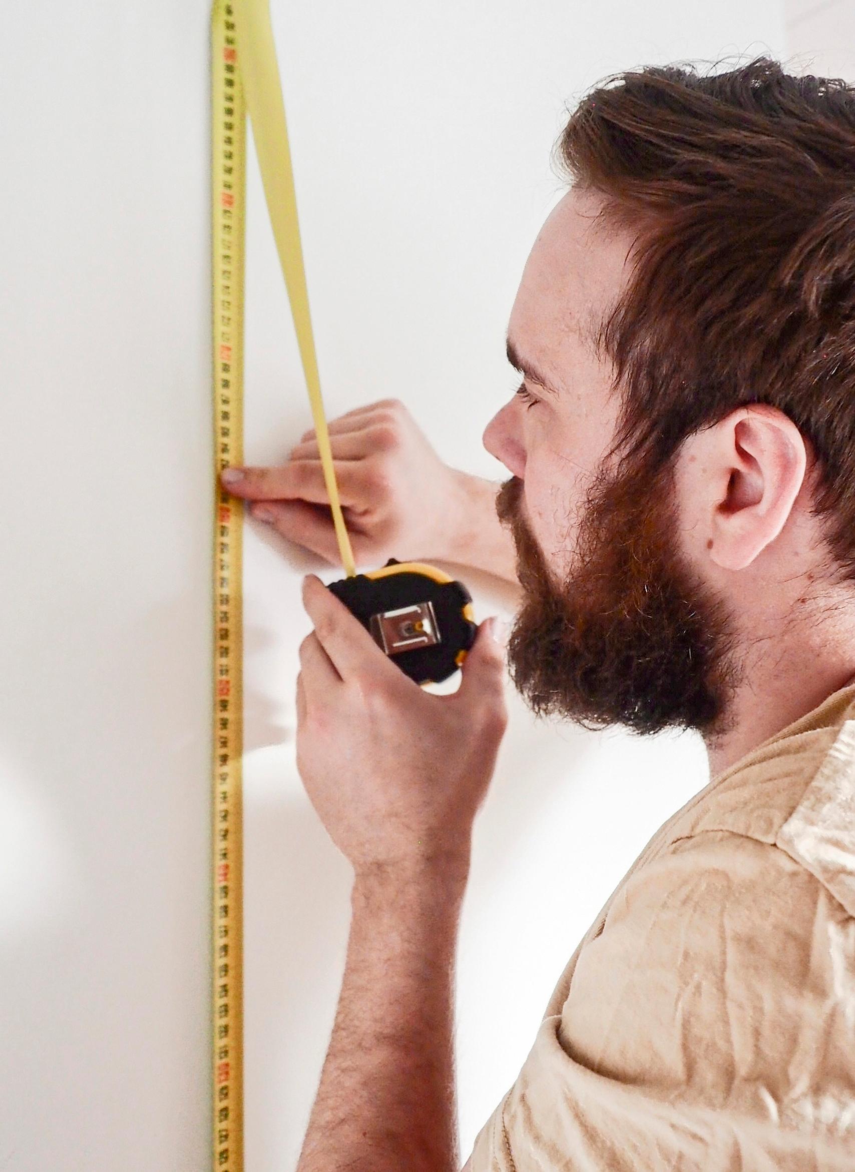 Measuring the space for a slatted wall