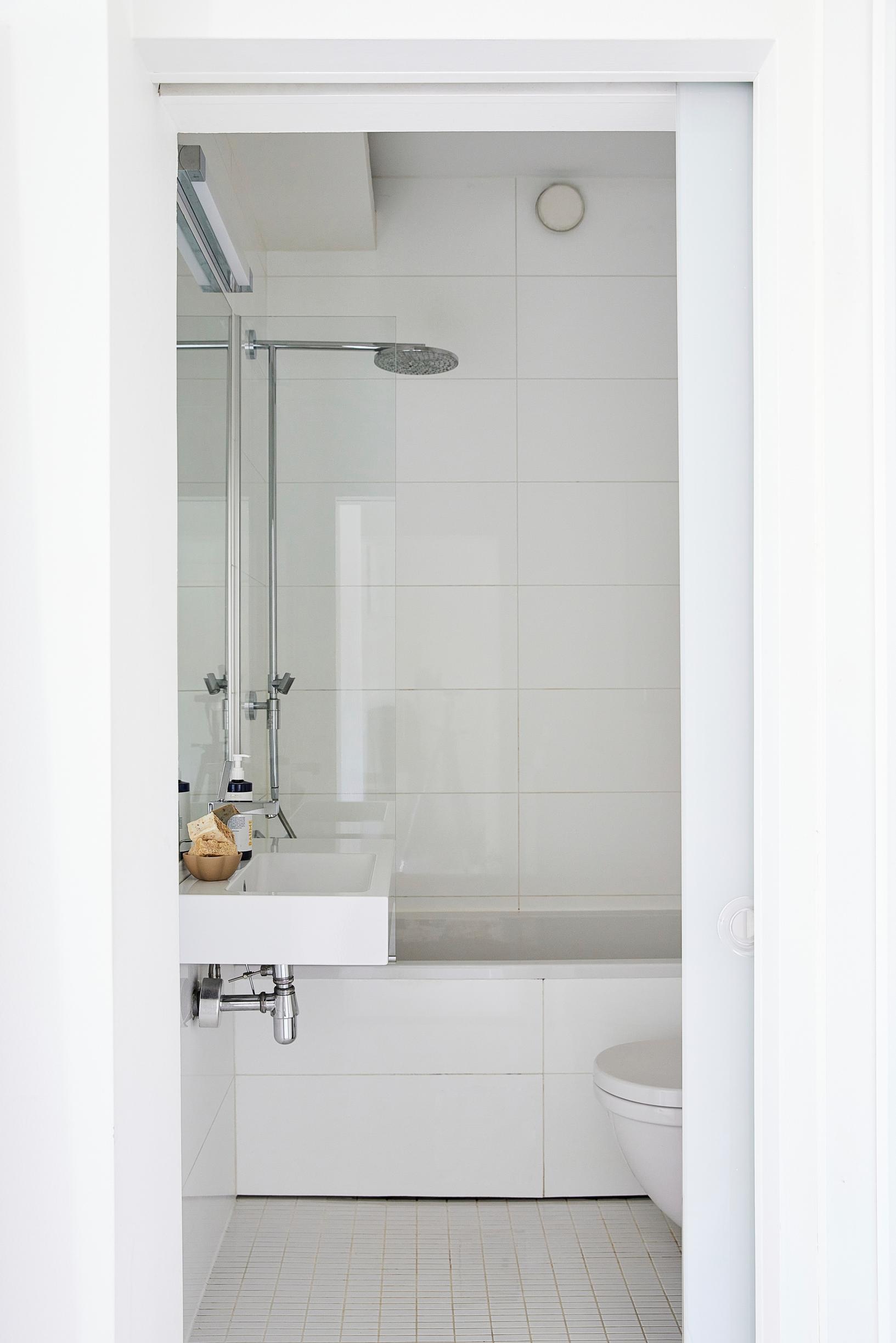 Bathtub in the white bathroom.