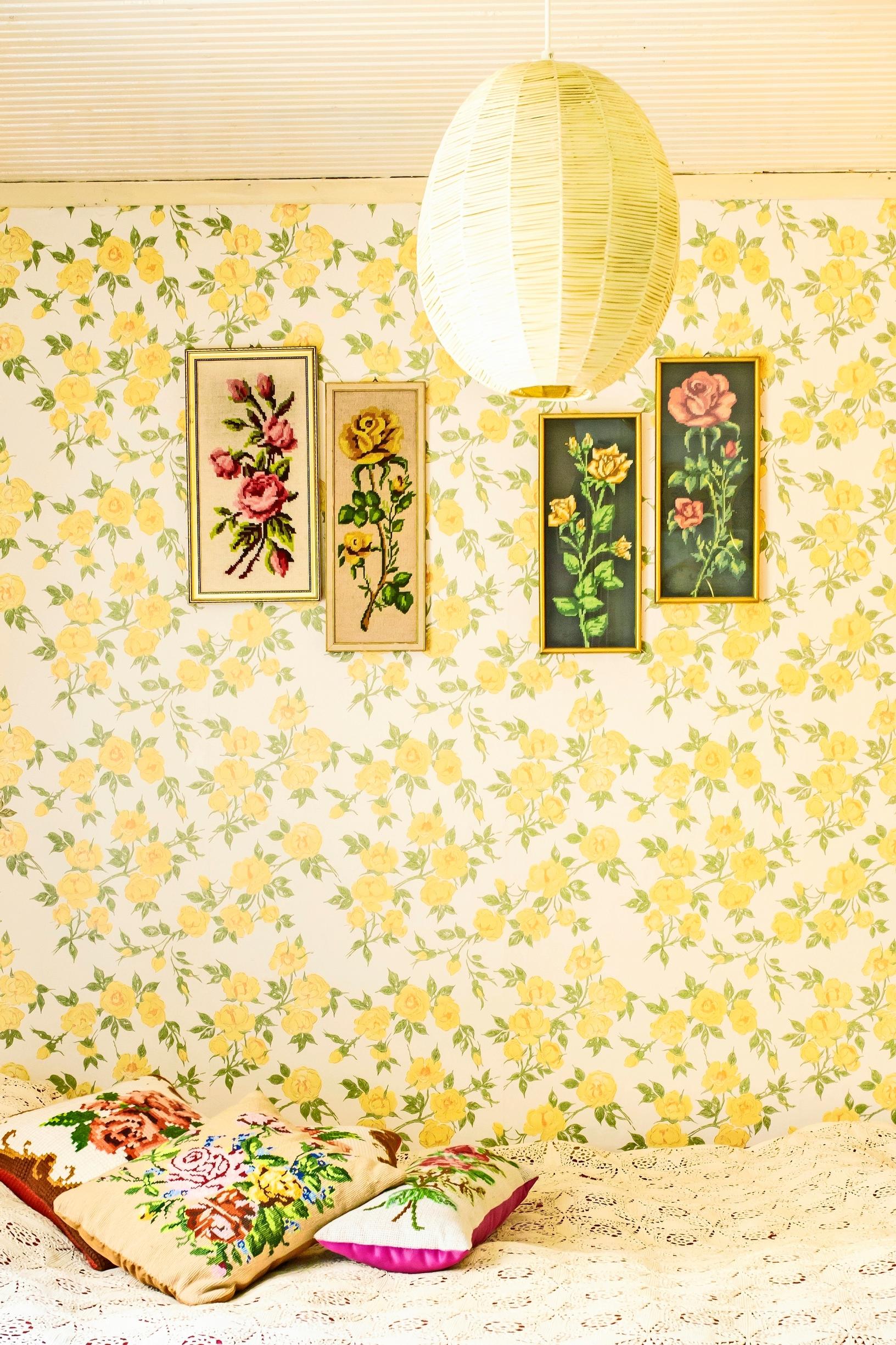 Pihlgren & Ritola’s Juhannusruusu wallpaper and cross-stitch works in a sleeping alcove, 