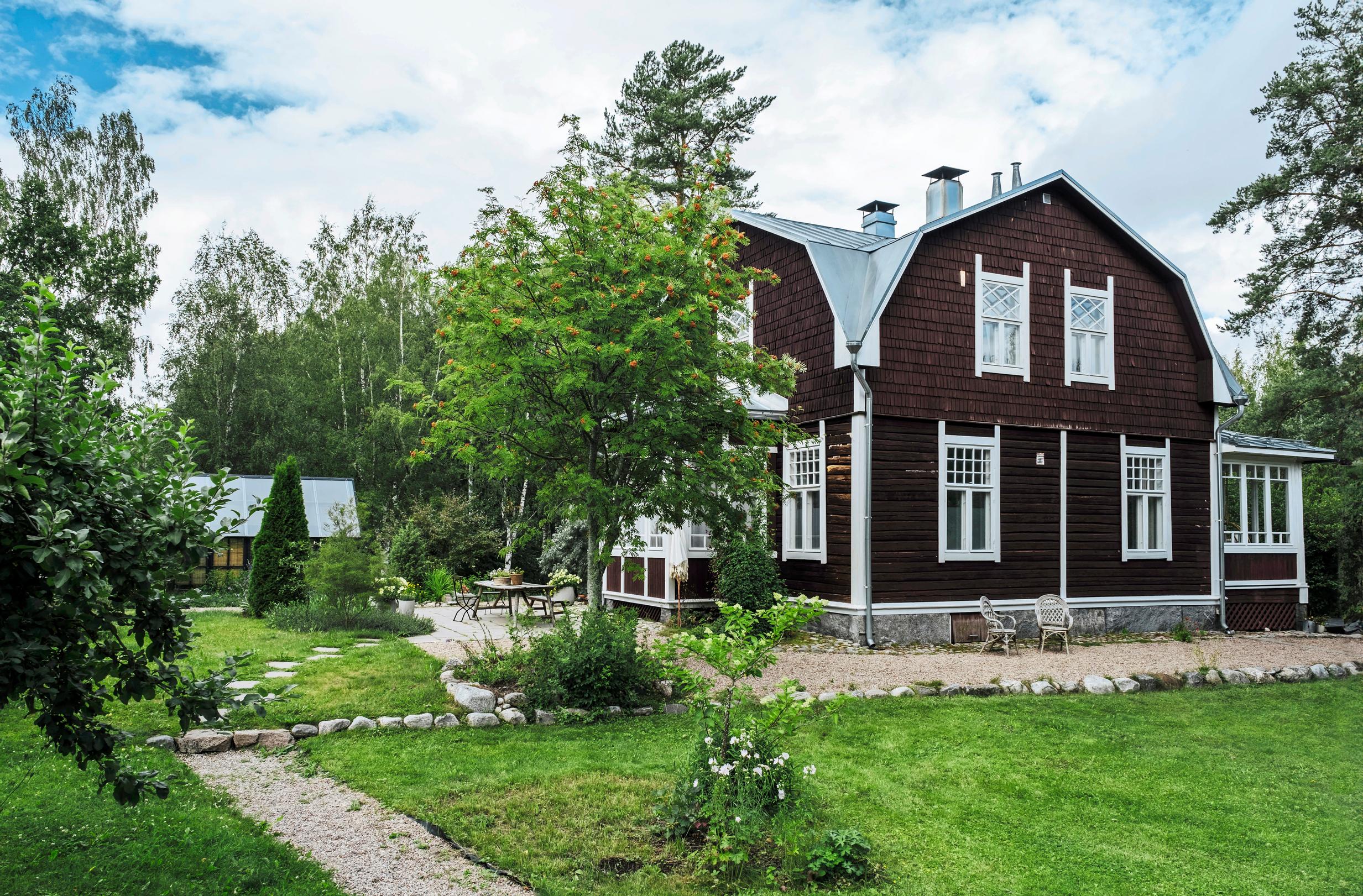 The house from the outside. The upper portion featuring wooden shingle-like siding is made from kimpilauta.