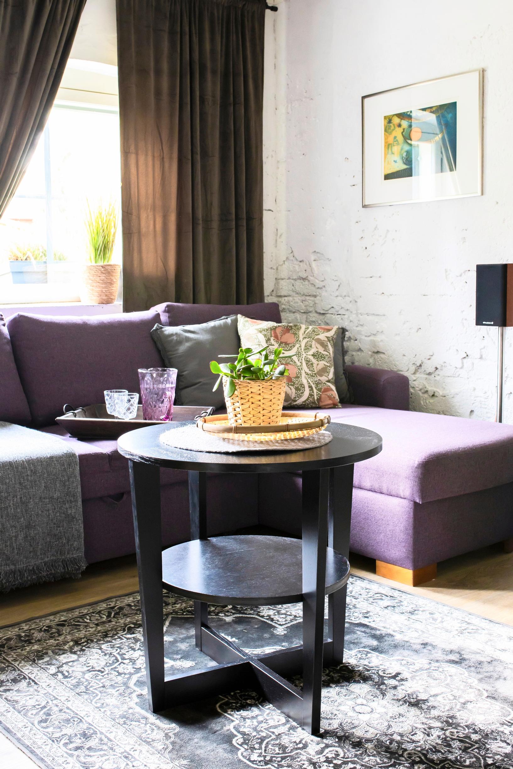 Lime-treated walls in the lounge