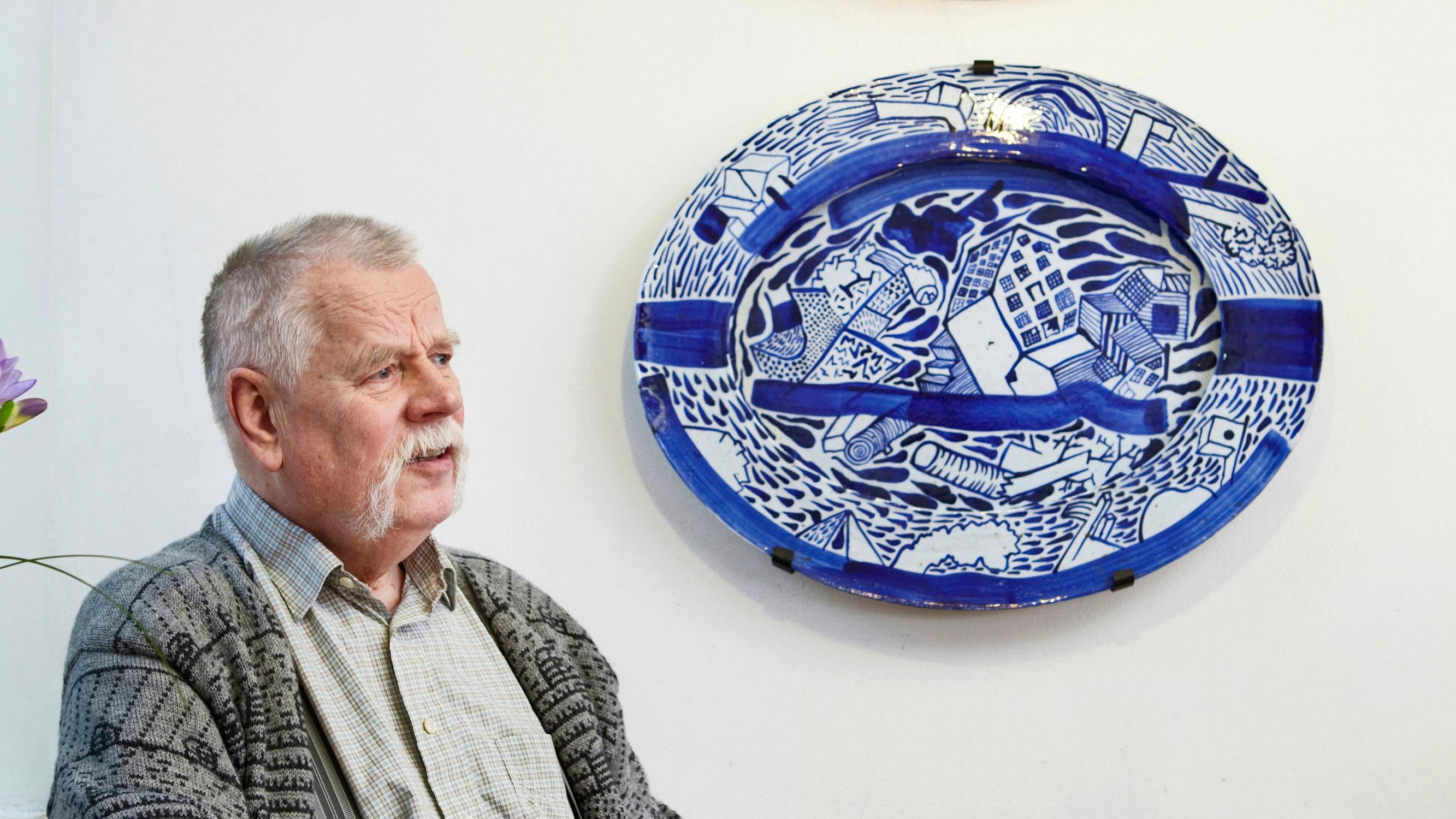 Oiva Toikka’s lesser-known side—the ’humorist’ of glass also handled ceramics like a magician