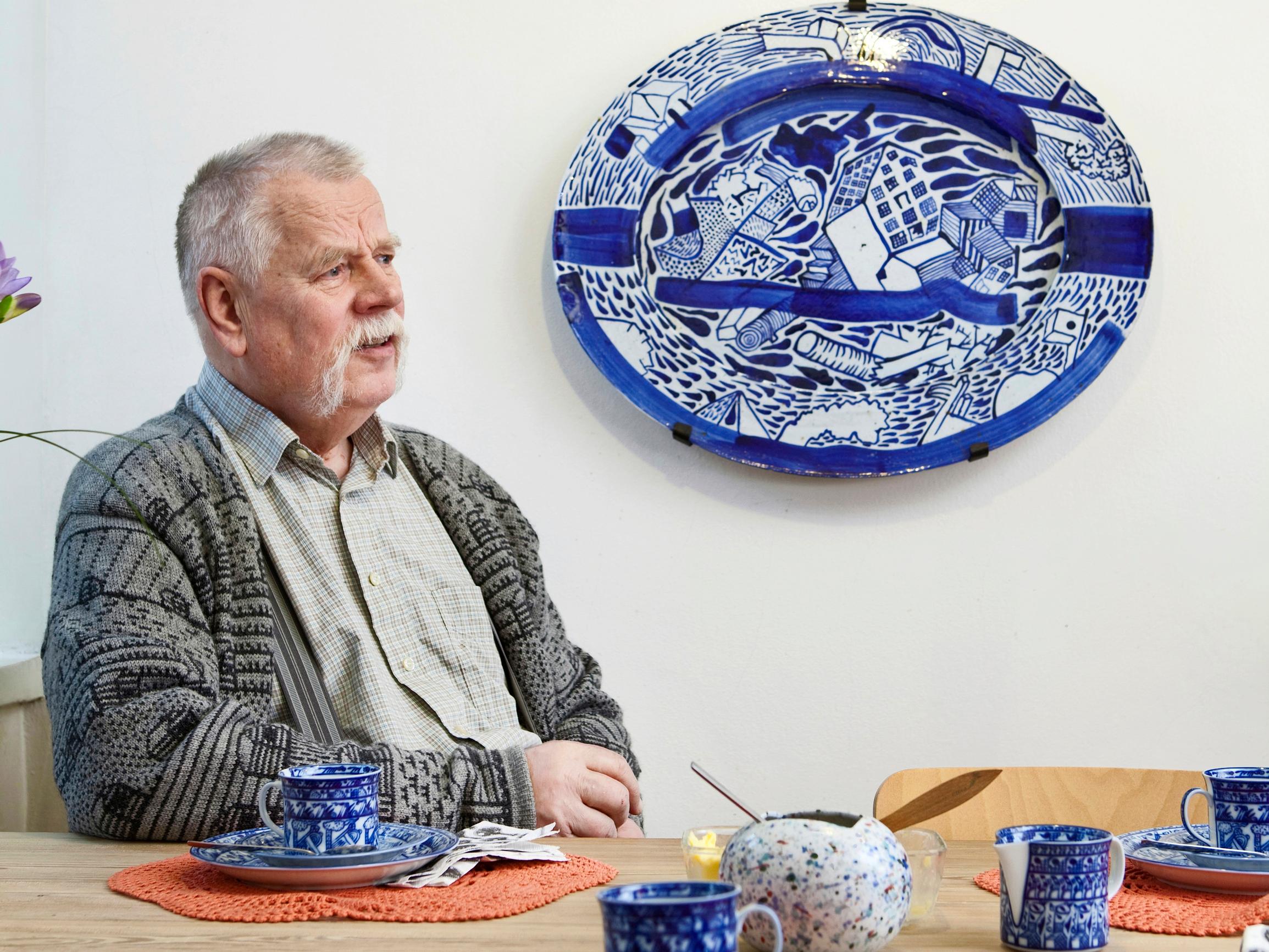 Oiva Toikka’s lesser-known side—the ’humorist’ of glass also handled ceramics like a magician
