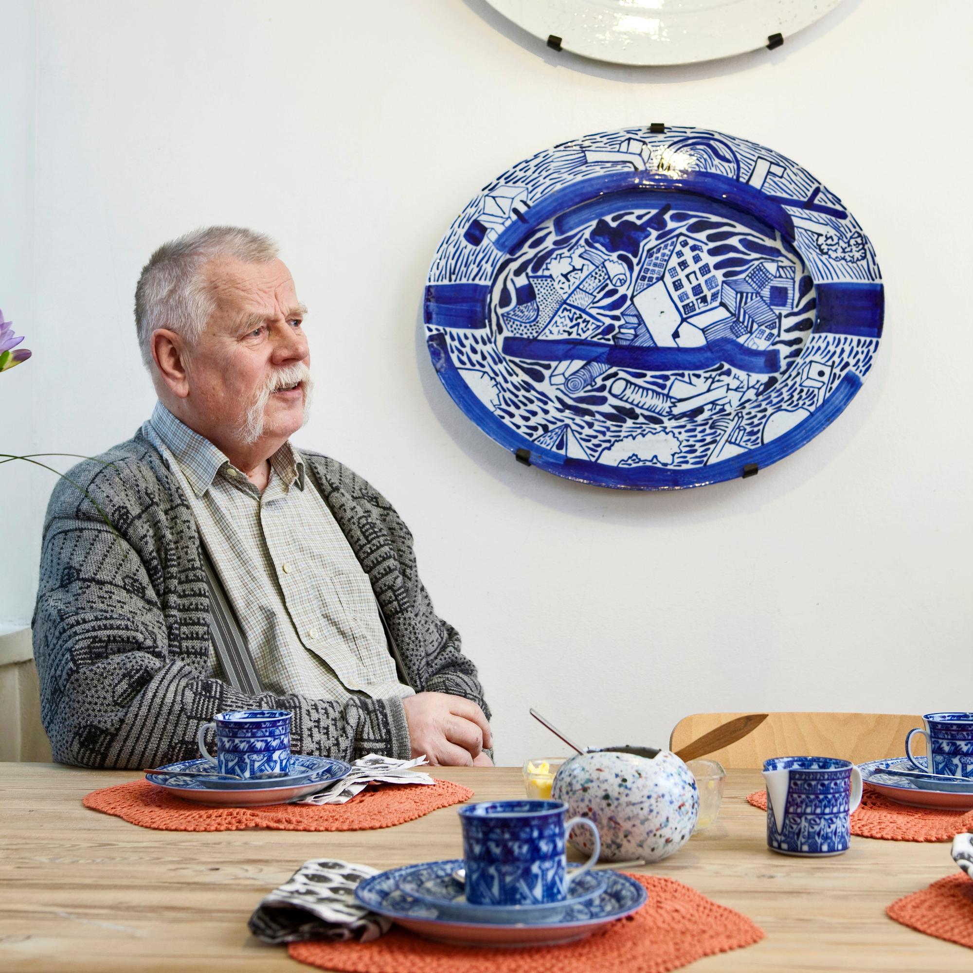 Oiva Toikka’s lesser-known side—the ’humorist’ of glass also handled ceramics like a magician
