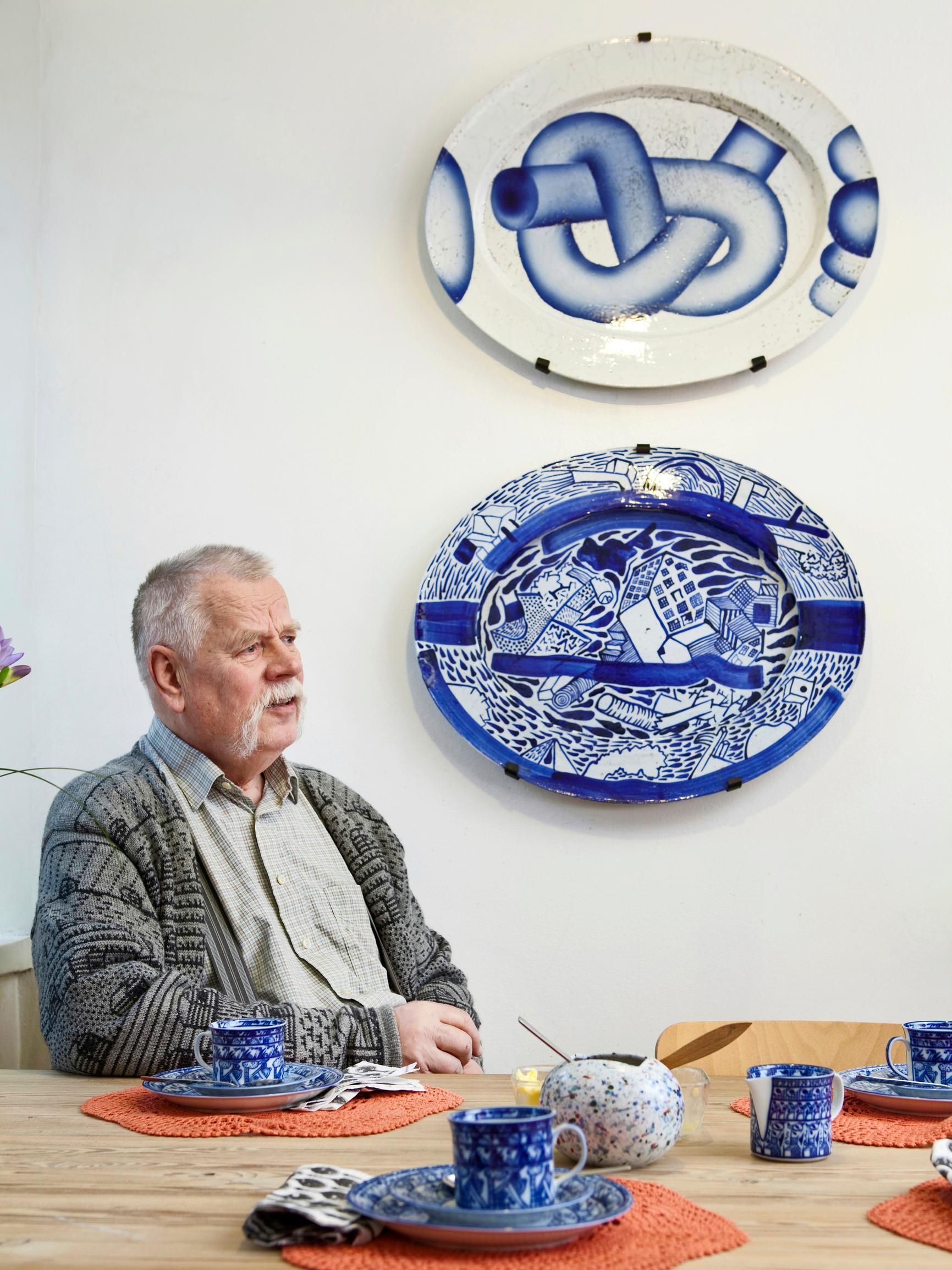 Oiva Toikka’s lesser-known side—the ’humorist’ of glass also handled ceramics like a magician