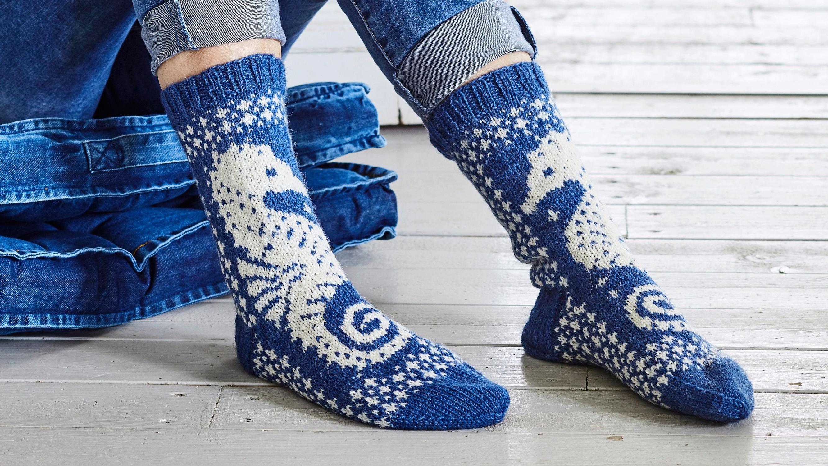 Summery wool socks with a maritime twist—these delightful seahorses will warm you up on chilly evenings!