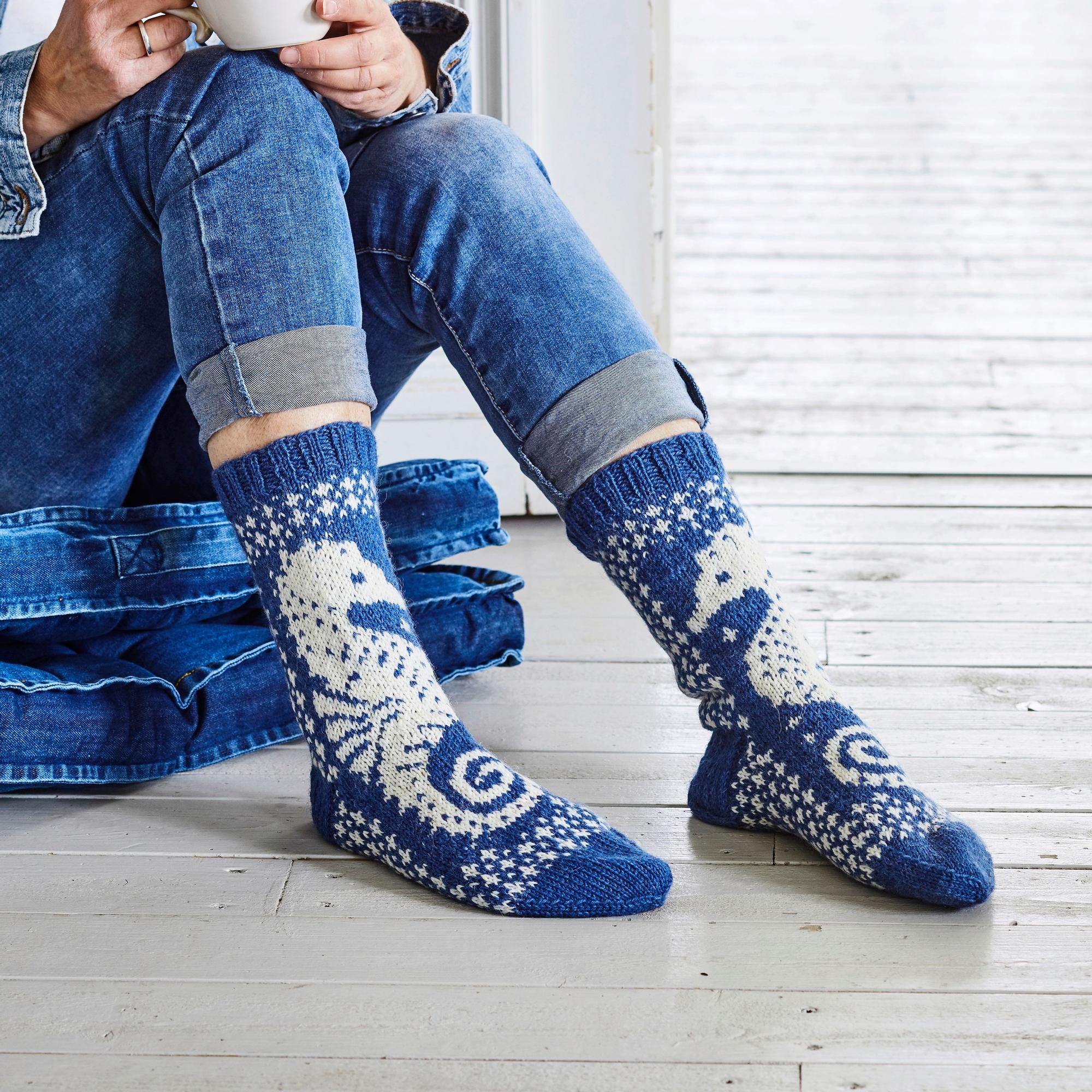 Summery wool socks with a maritime twist—these delightful seahorses will warm you up on chilly evenings!