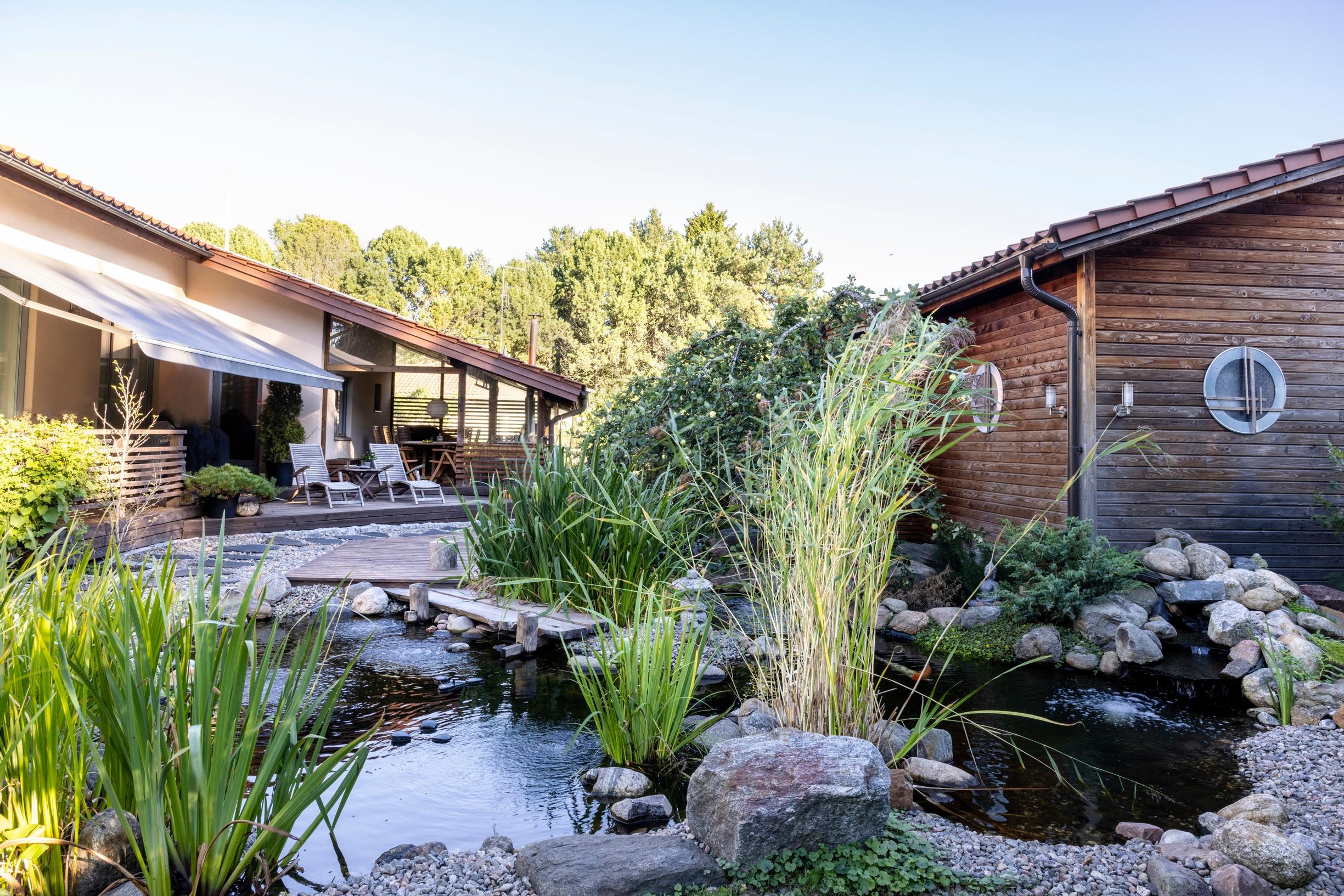 The carp pond is the focal point of the garden, which can be admired from the terrace.