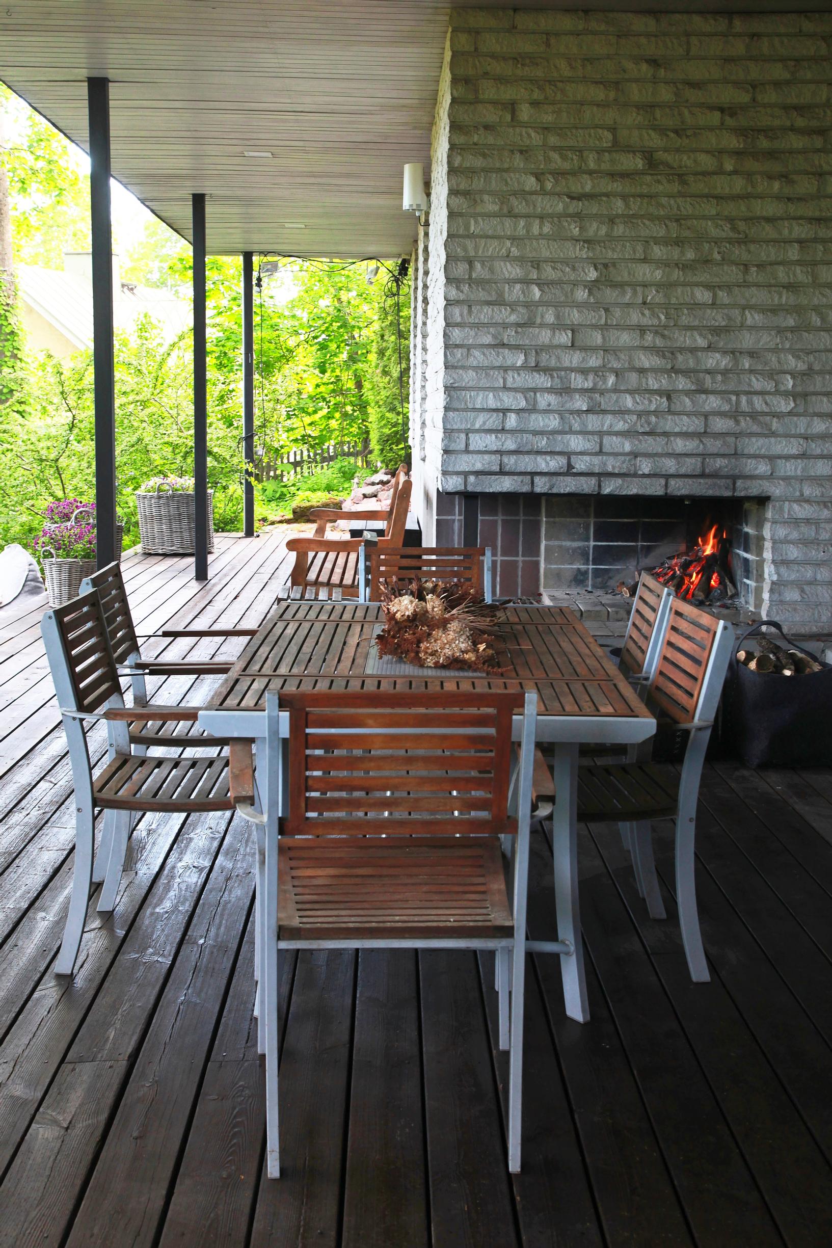 Maria and Anssi have expanded the house’s entrance terrace.
