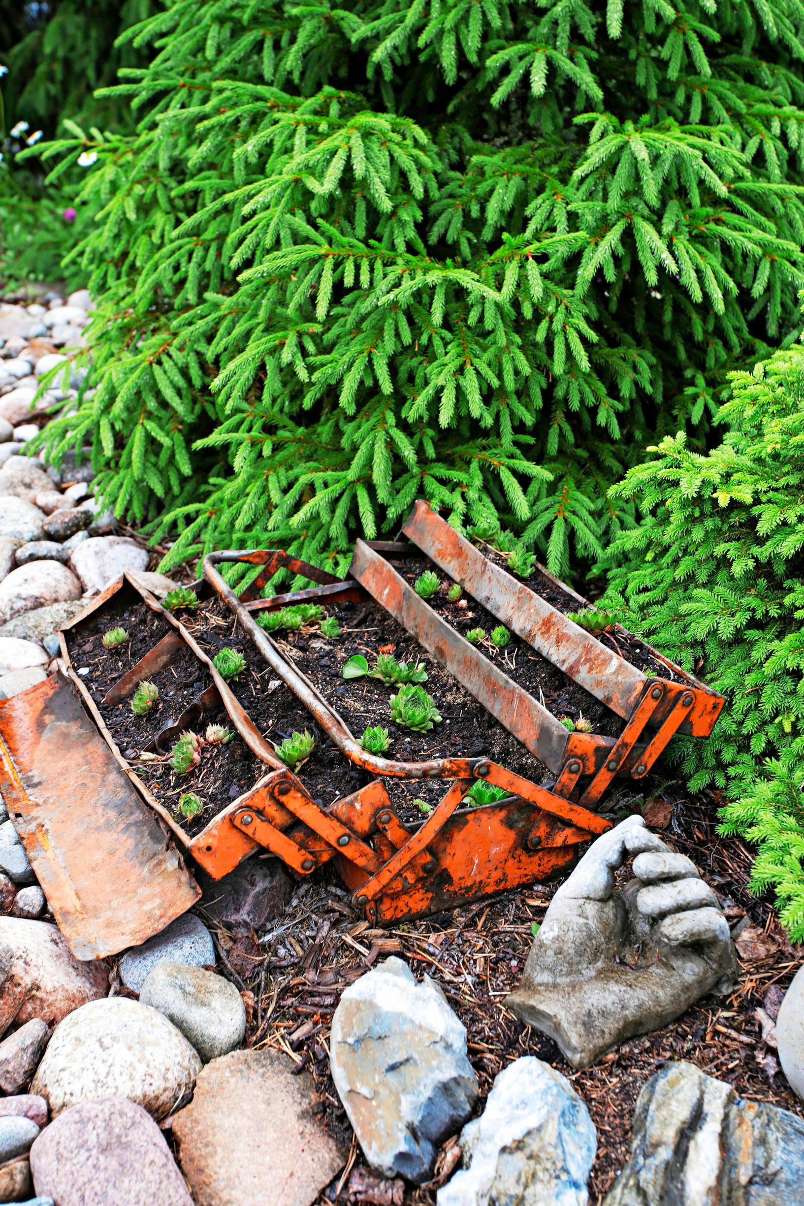 recycled garden decorations