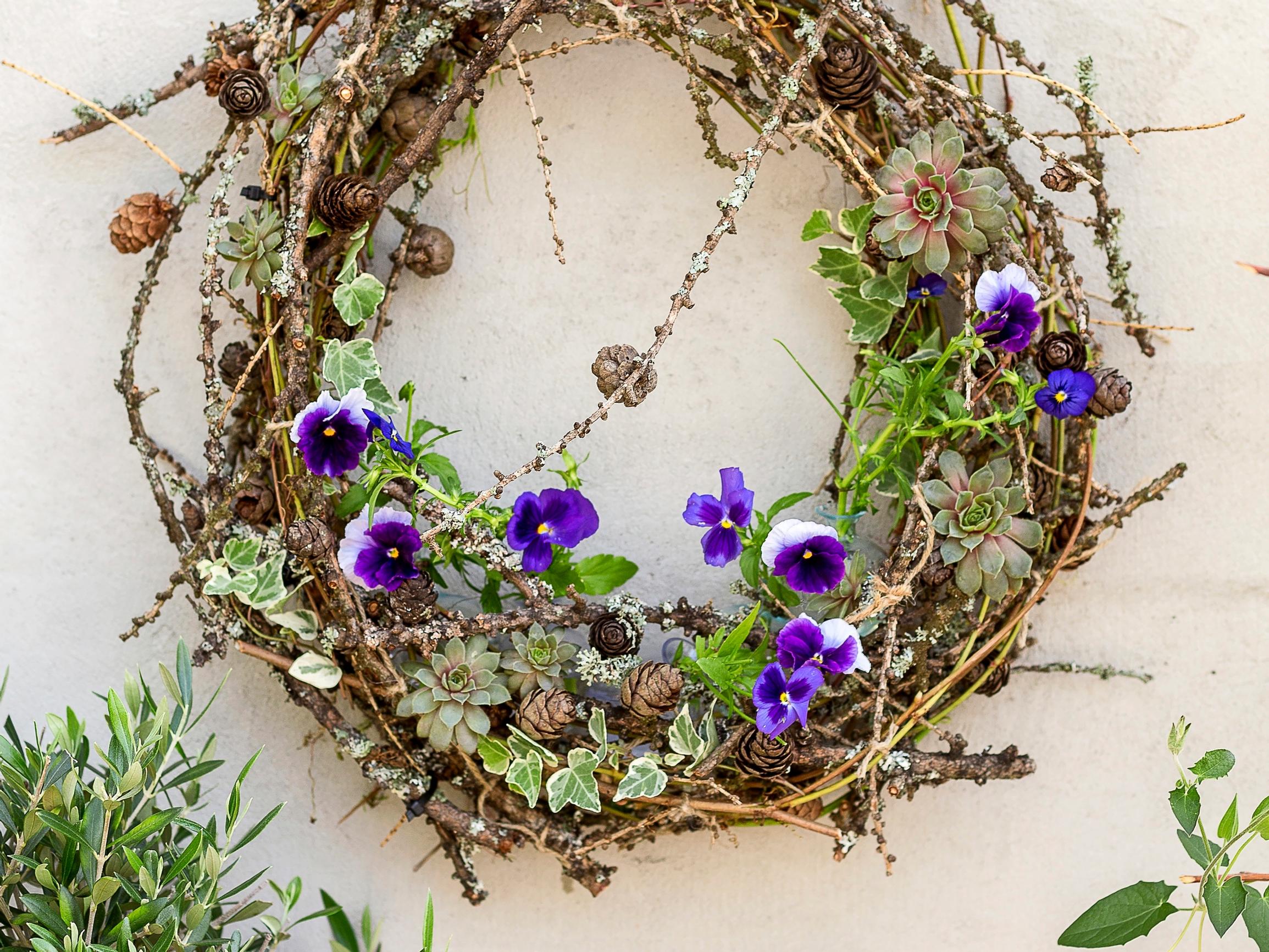 Welcome summer with a pansy wreath—here’s how to weave blooming decoration like a master florist