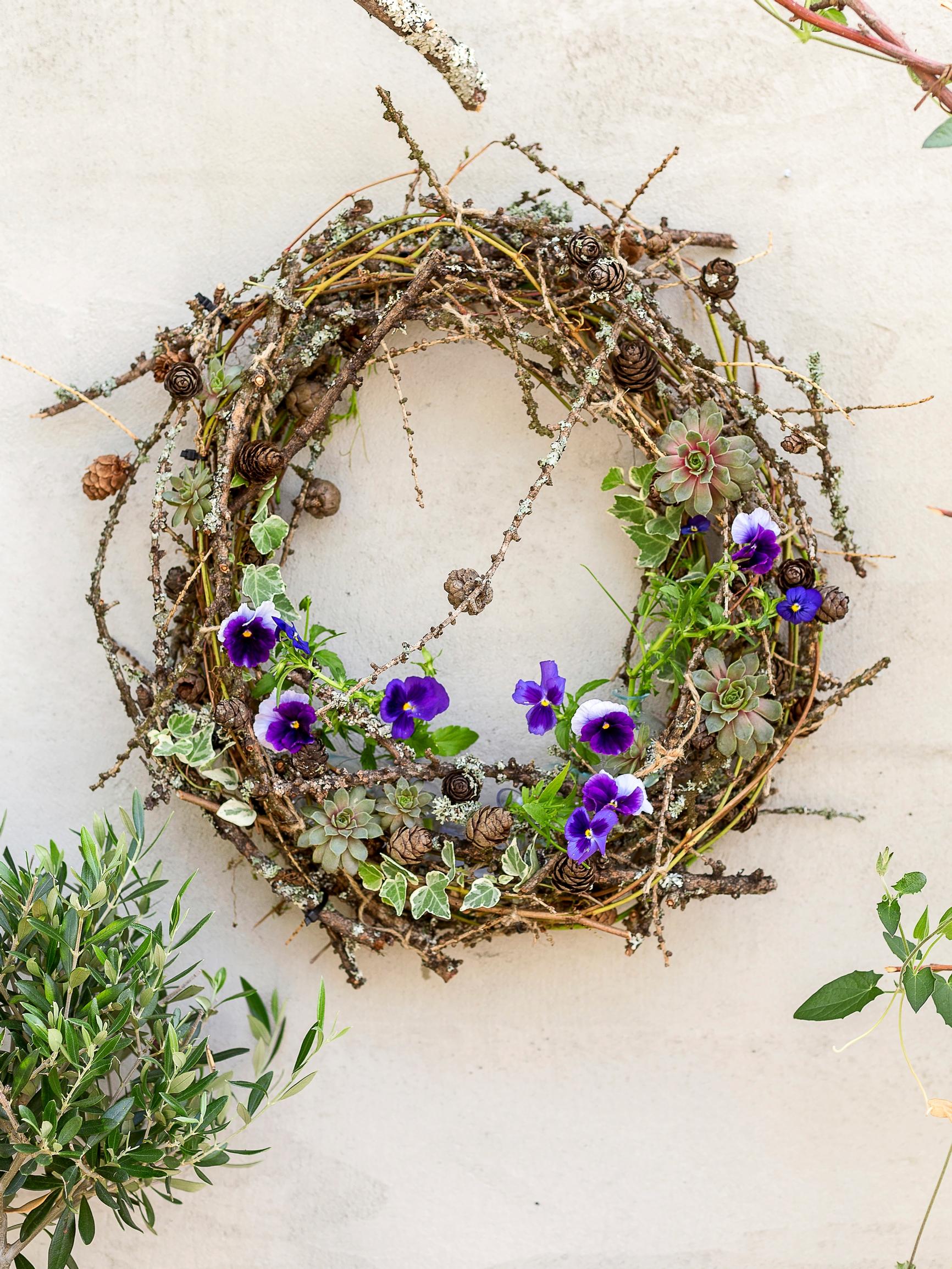 Welcome summer with a pansy wreath—here’s how to weave blooming decoration like a master florist
