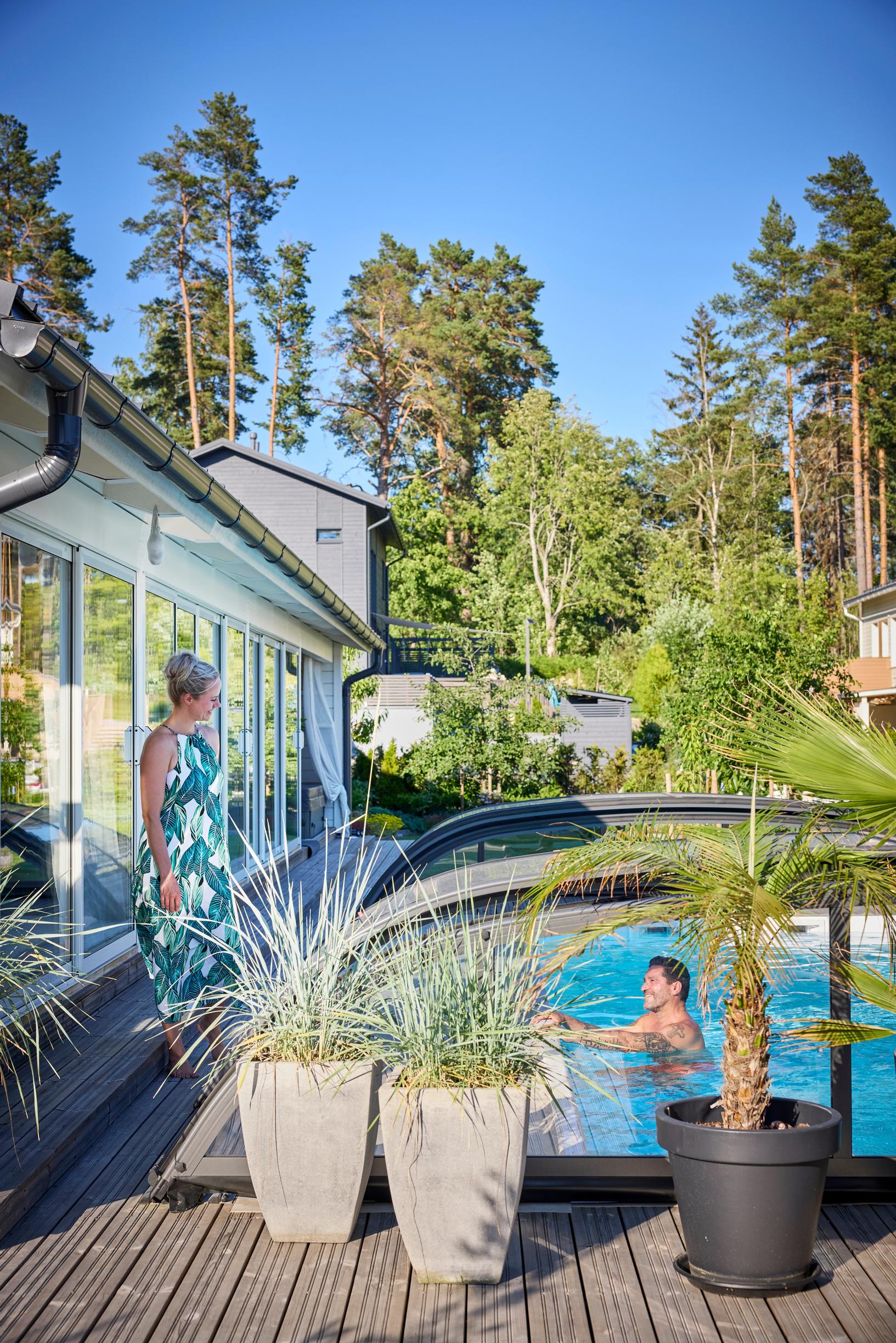 500-square-meter yard, swimming pool