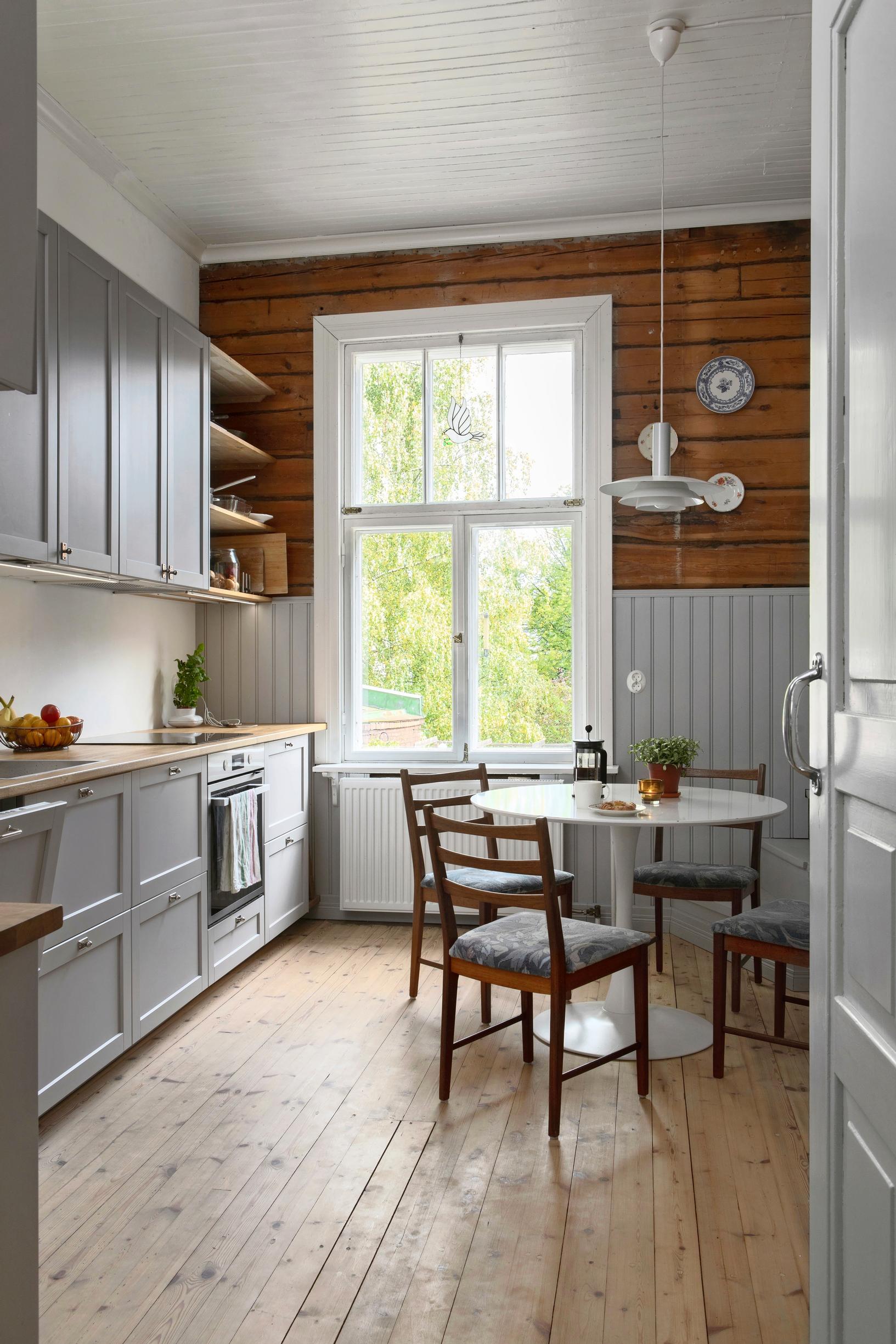 A striking Jugend-era window in the kitchen.