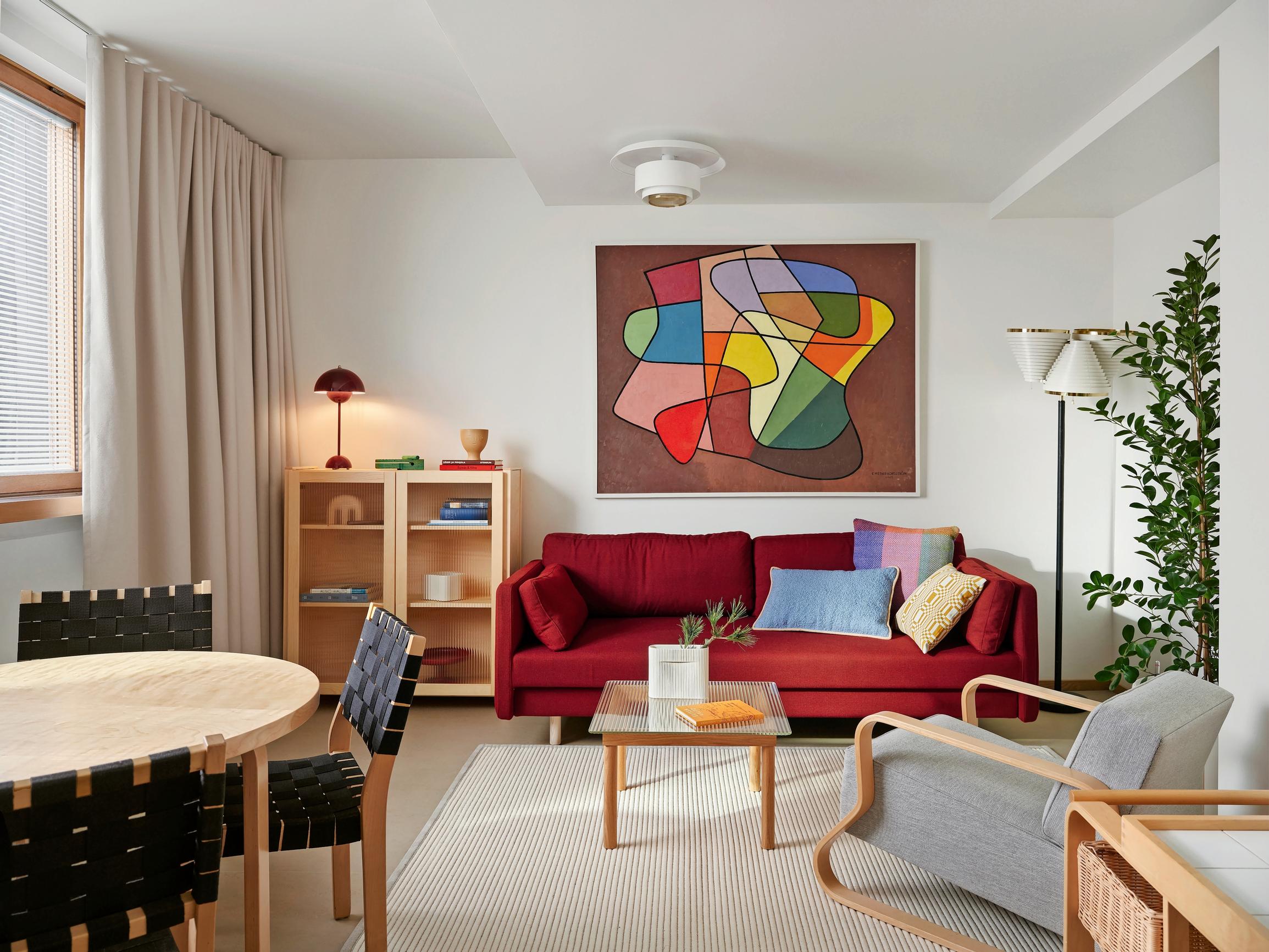 Finlandia Hall’s rental apartment, featuring a red sofa and other furnishings