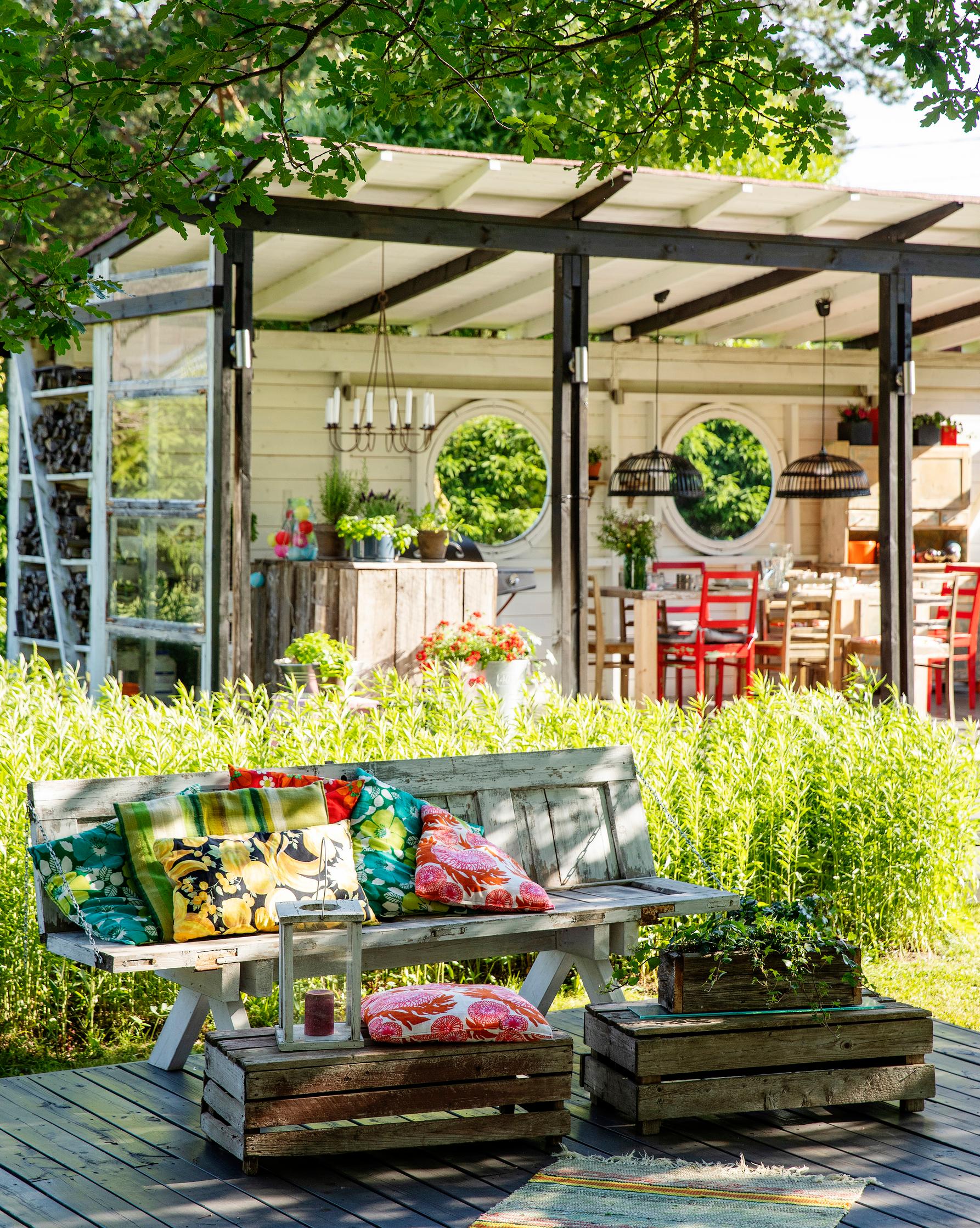 No to shiny and new, yes to rough edges and real life! Pirre and Marjo’s best thrifted finds end up in the family’s charming outdoor kitchen