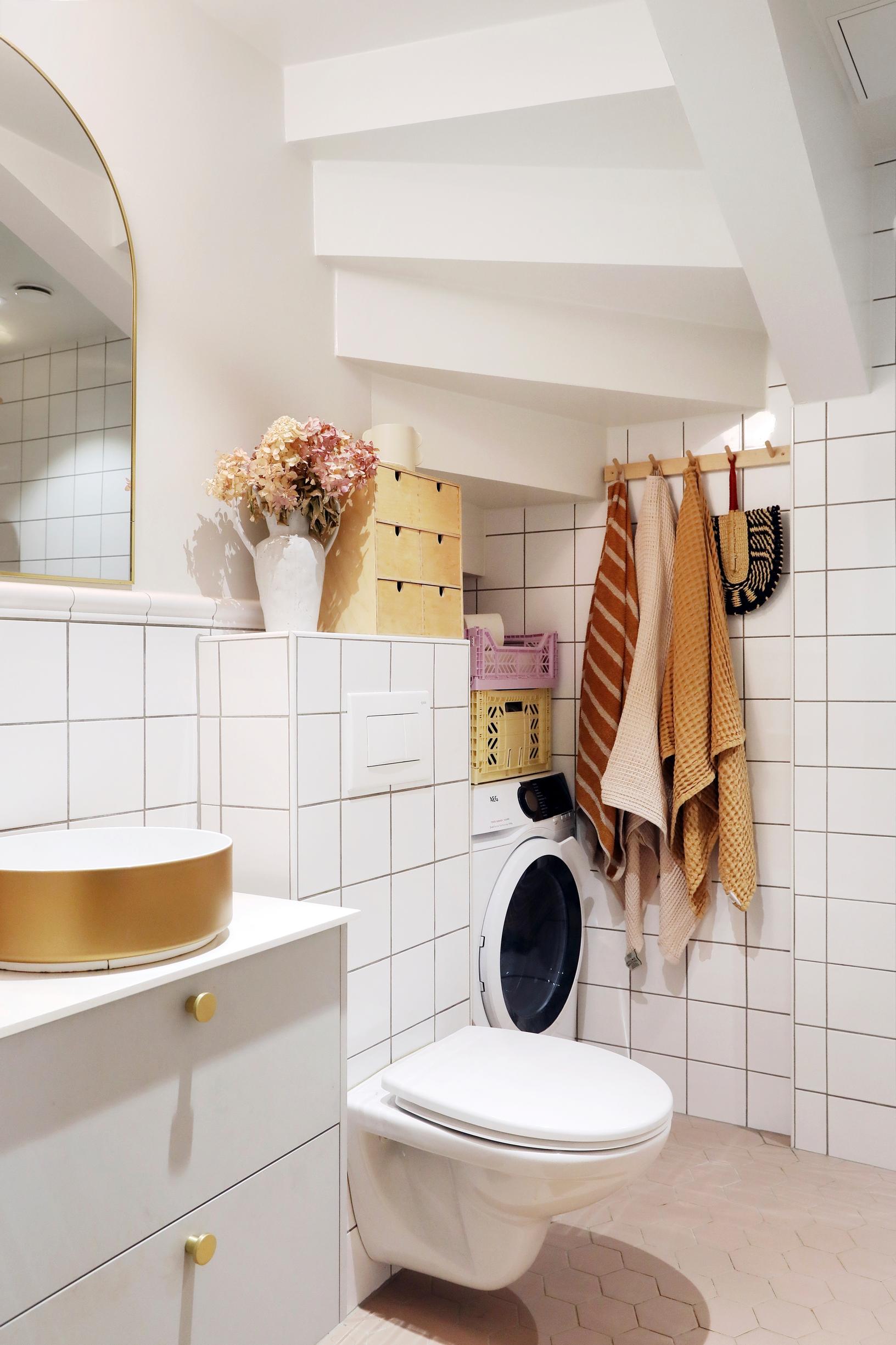 bathroom with a washing machine