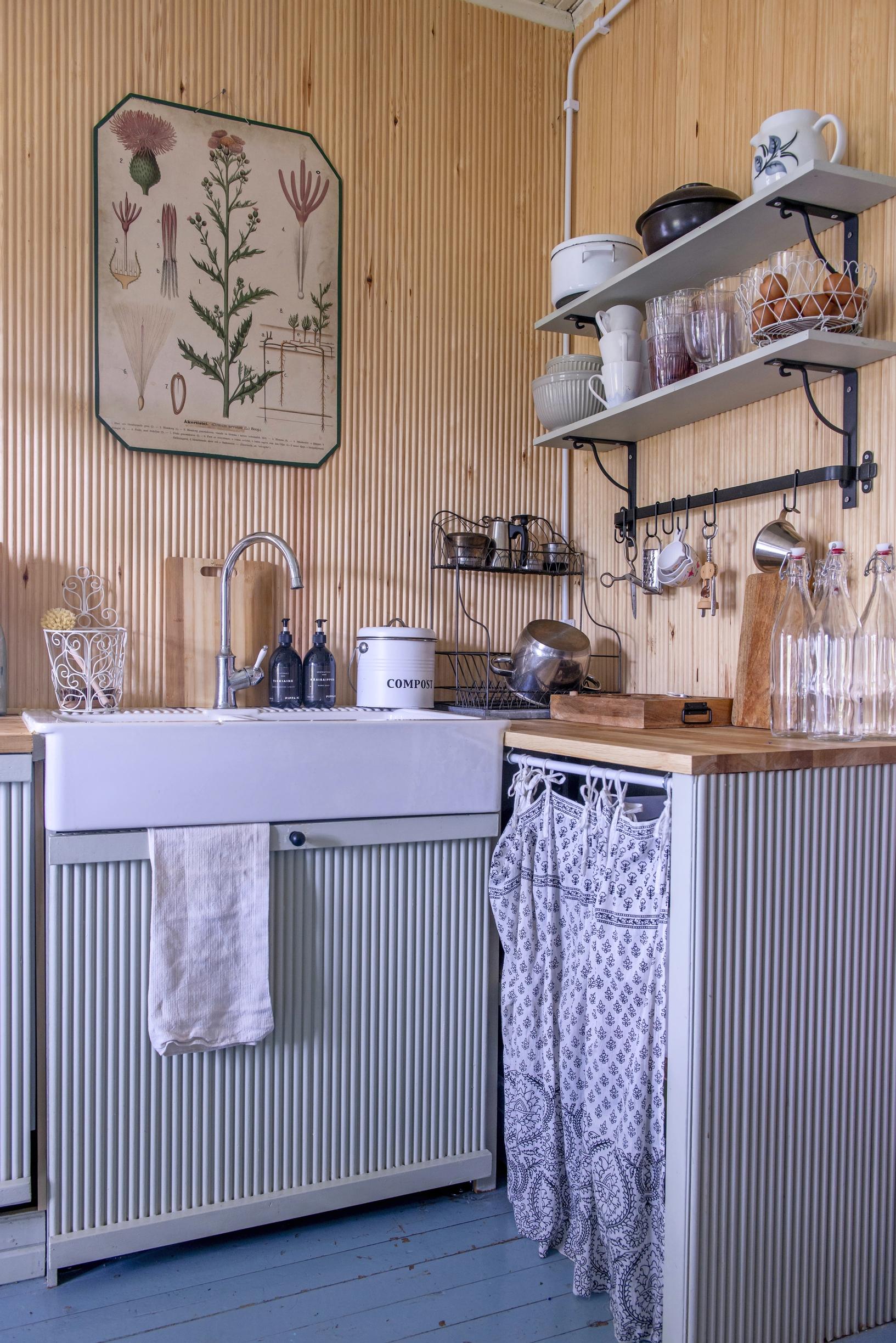 A finger-paneled kitchen in a sage-like gray-green