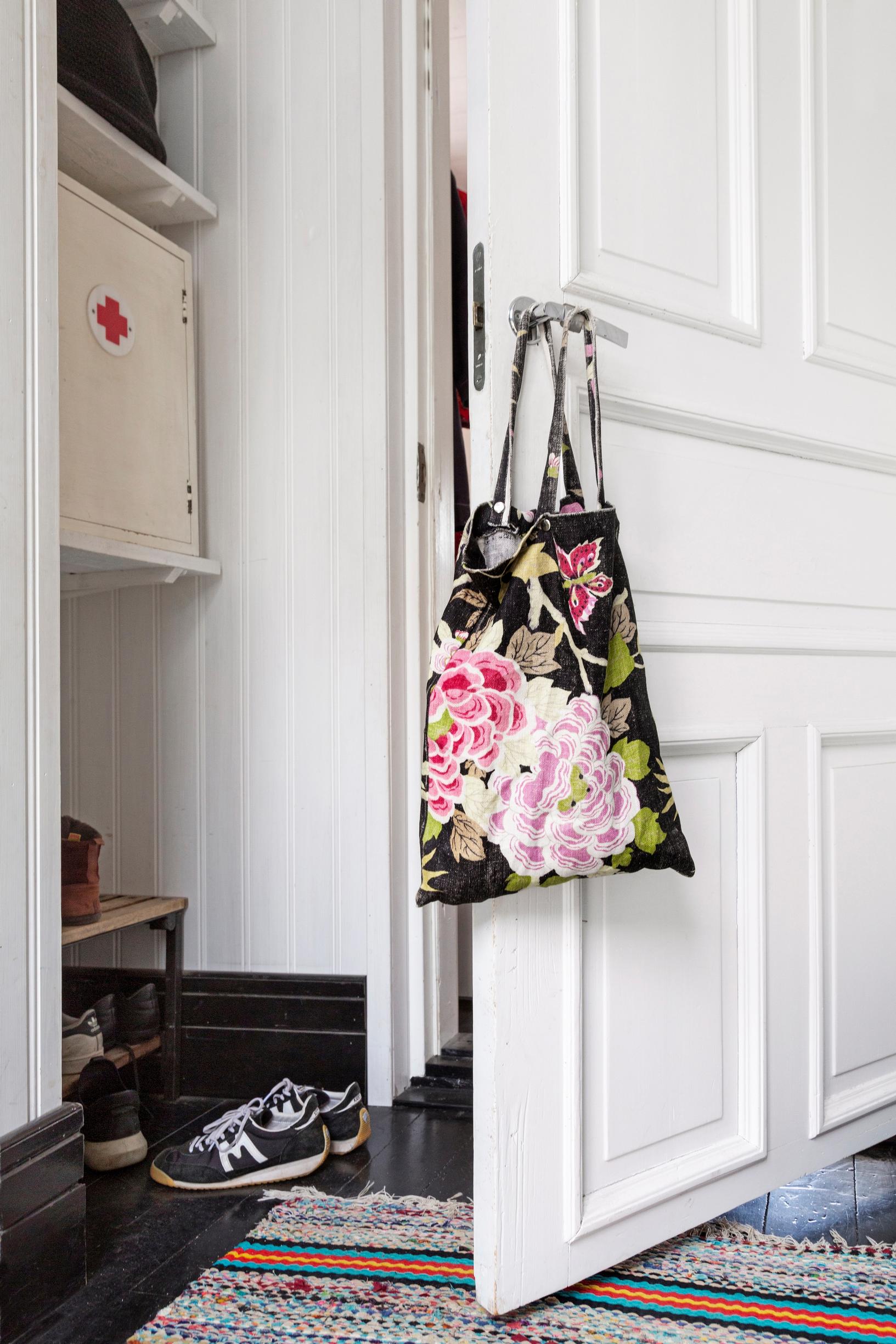 a door leading from the vestibule into the house
