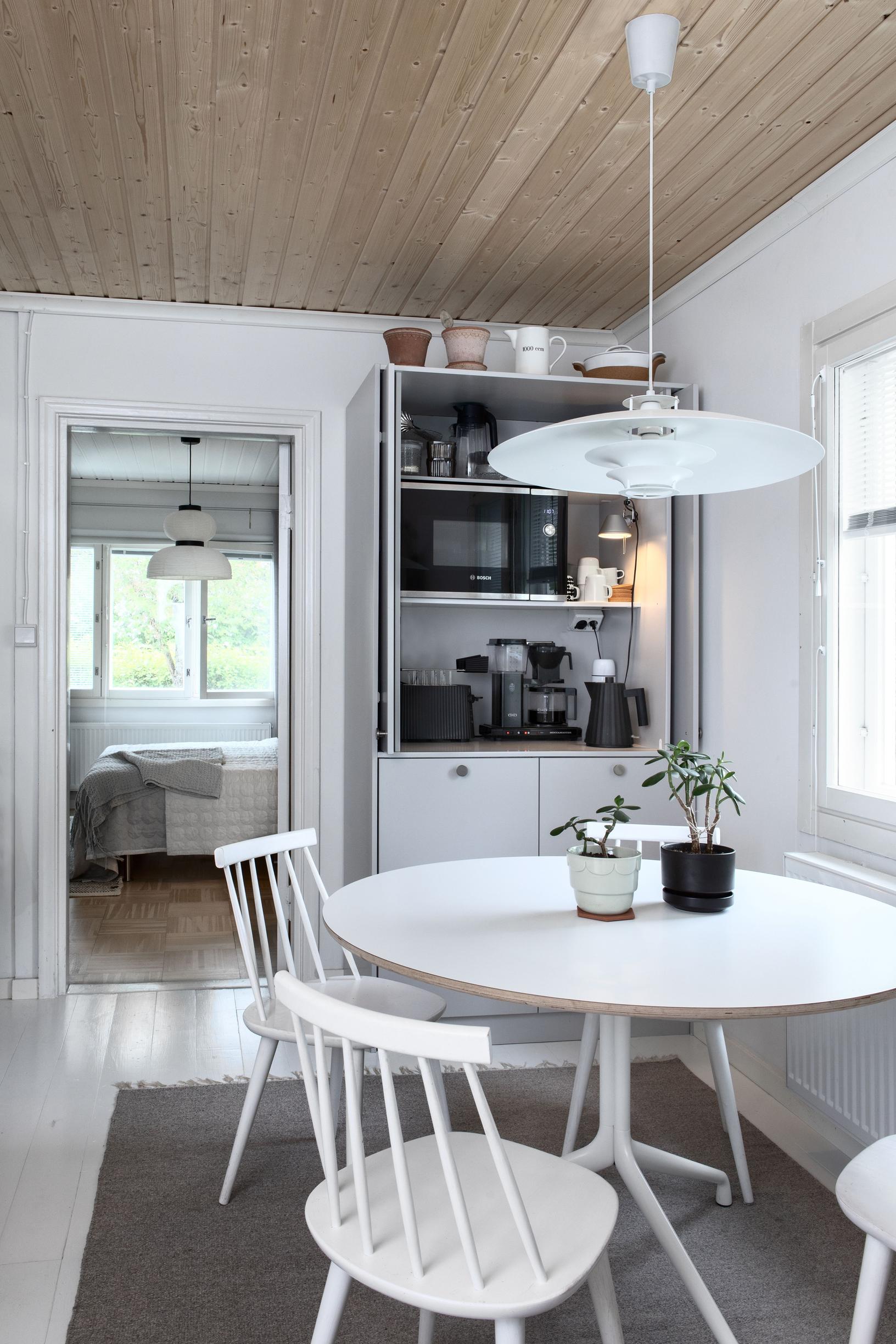 Kitchen with a breakfast cabinet and dining set.