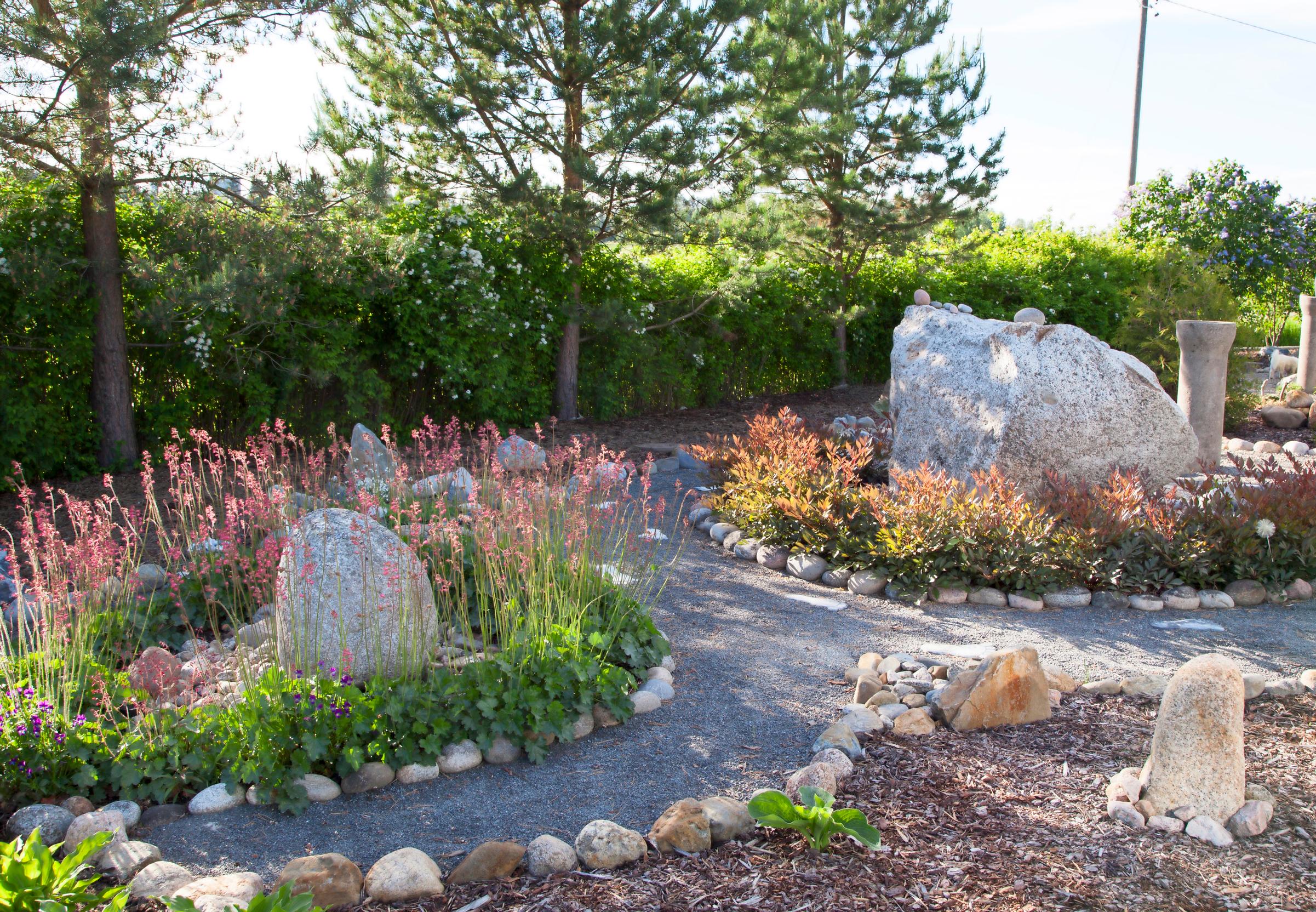 Flower bed edging: round stones