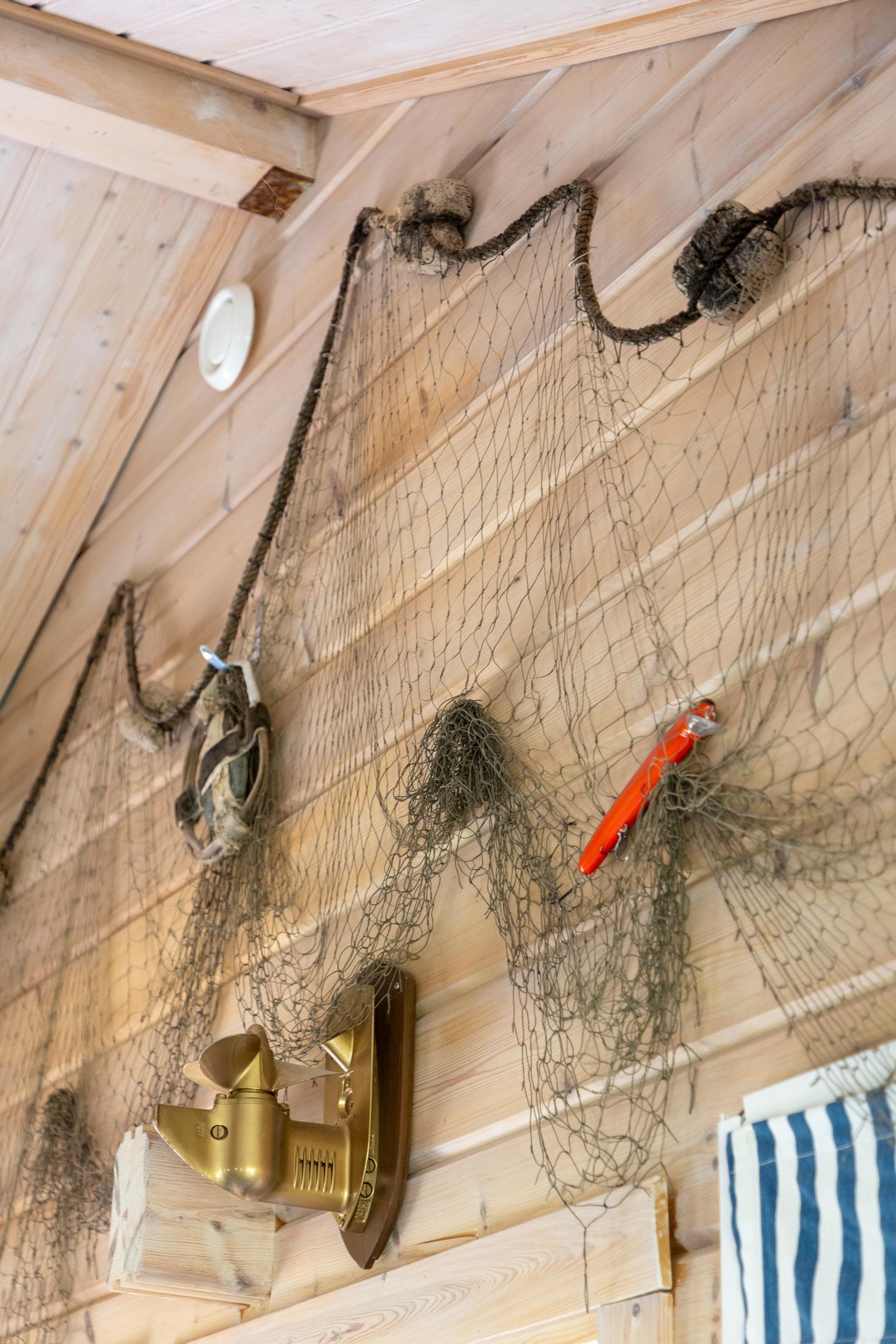 A fishing net used as wall décor inside the cottage