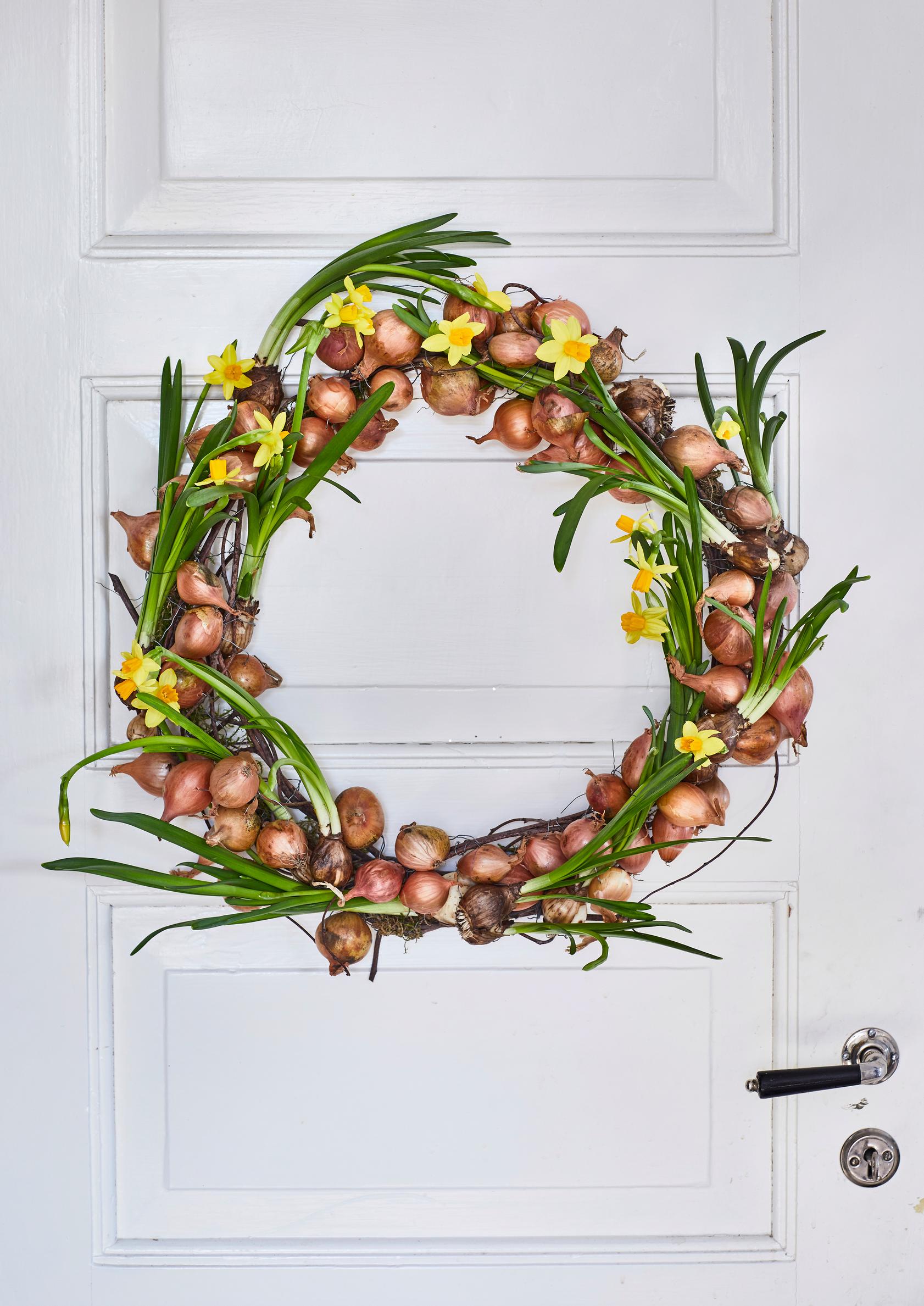 A wreath tied with miniature daffodils and shallots
