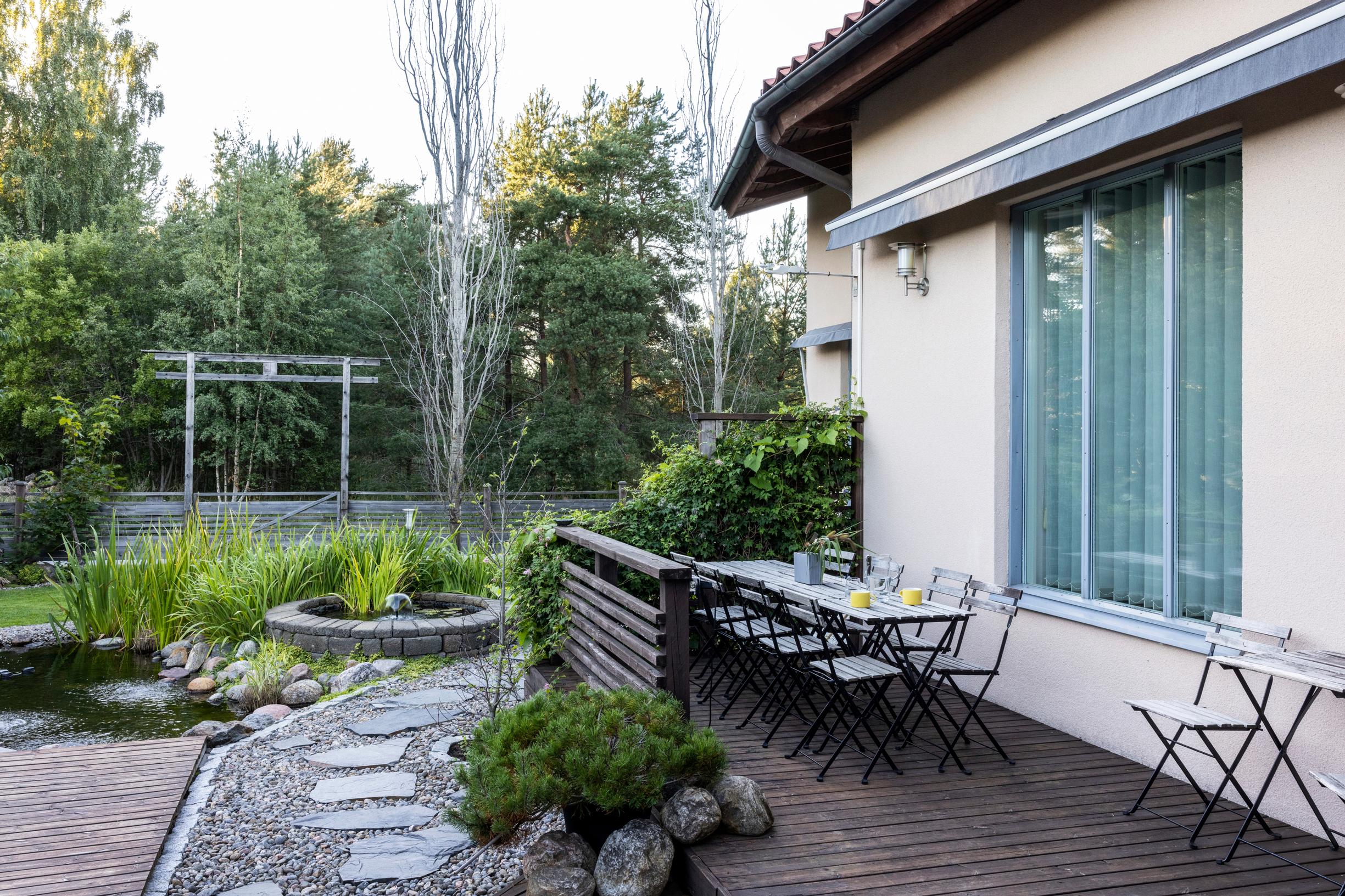 You can enjoy the sunlight on the terrace for almost the entire day.