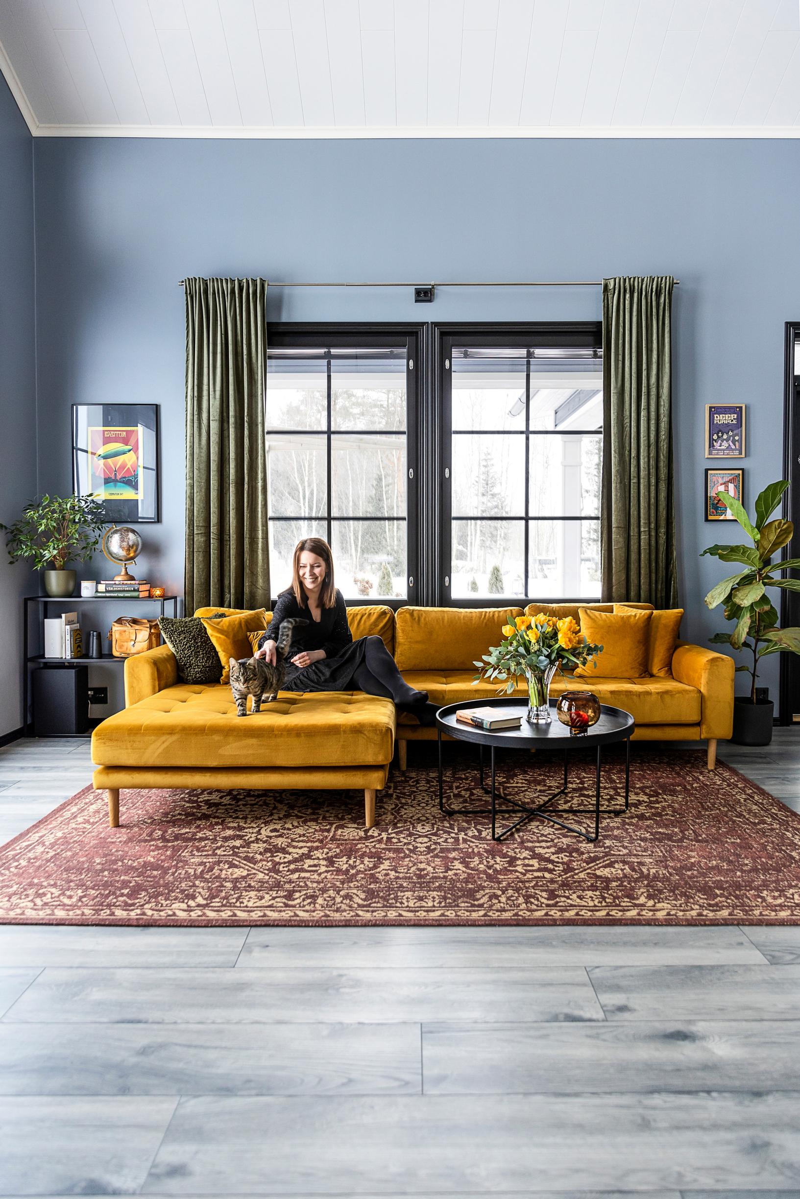 Annika and Simon’s living room walls are agate gray.