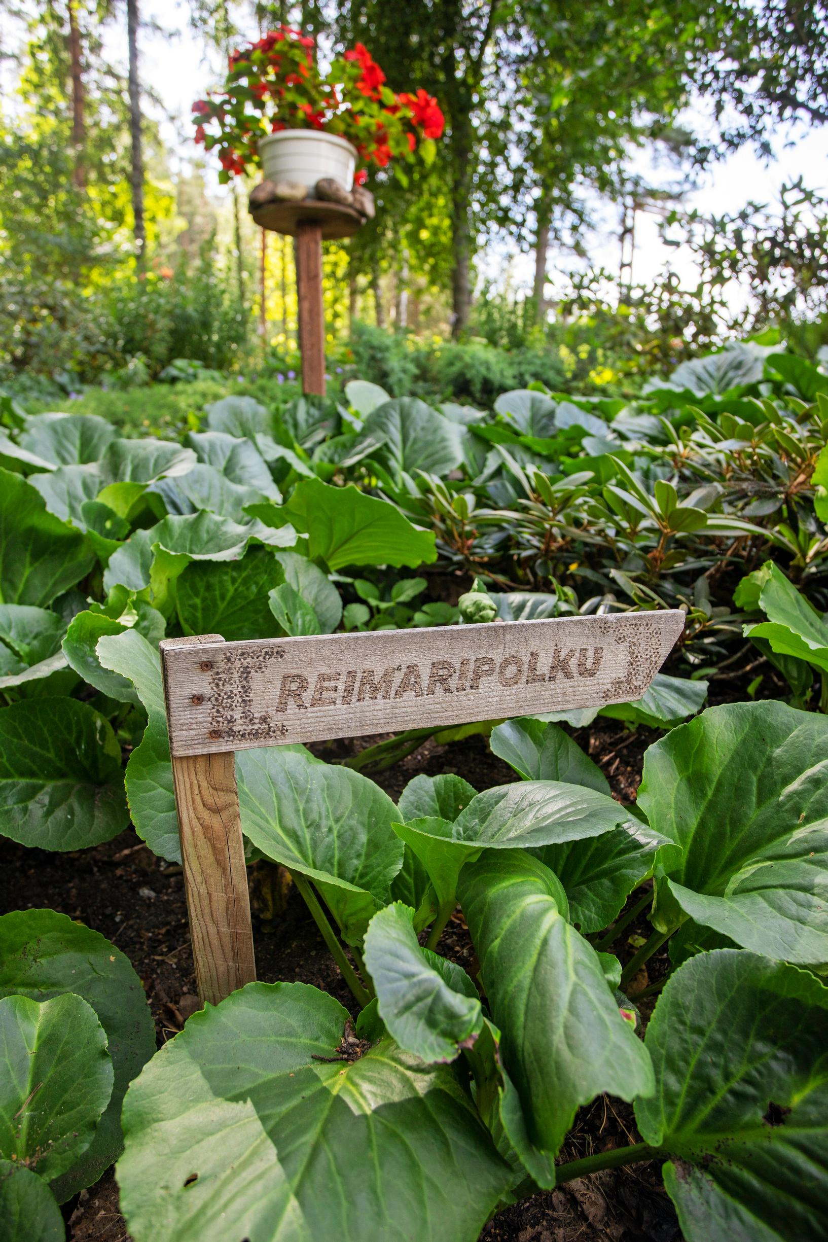 Wooden sign with the path name: “Reimäripolku”