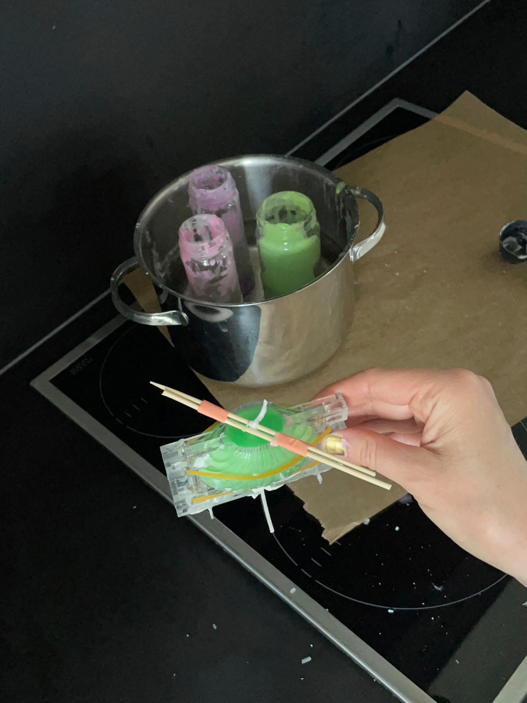 Setting molded candle