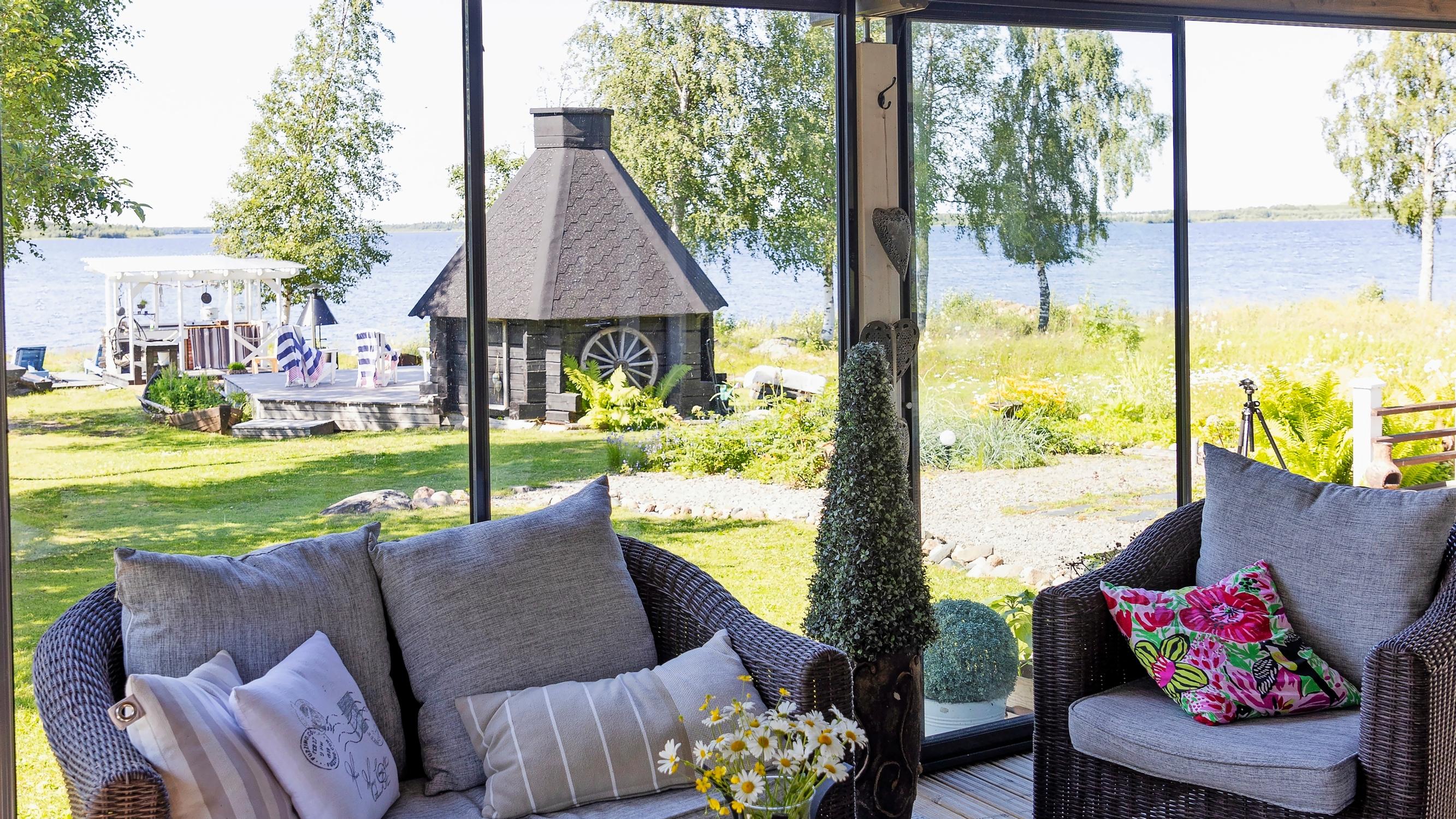 Boundless creativity at Eki and Marita’s island retreat: driftwood pergola edges, fishing-net decor, and more