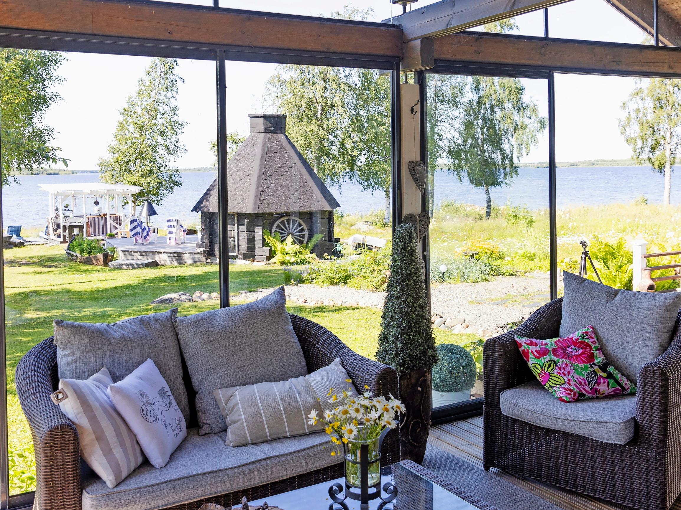 Boundless creativity at Eki and Marita’s island retreat: driftwood pergola edges, fishing-net decor, and more