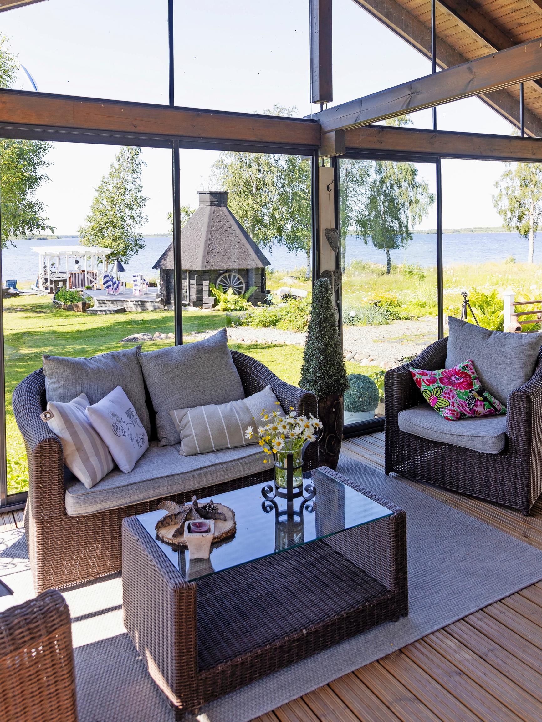 Boundless creativity at Eki and Marita’s island retreat: driftwood pergola edges, fishing-net decor, and more