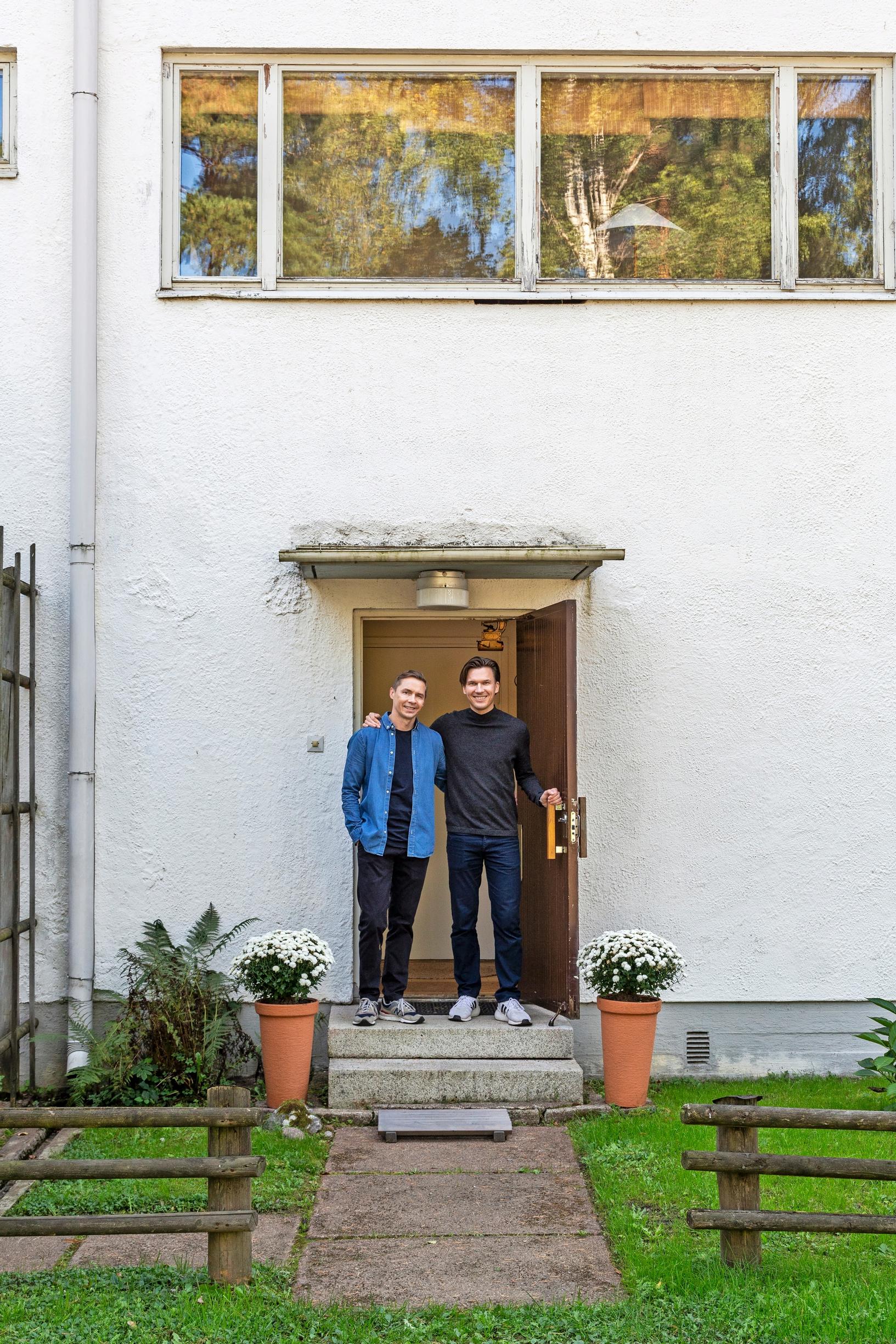 Patrik Saarikoski and Ilkka Häyrinen at the entrance to their row house