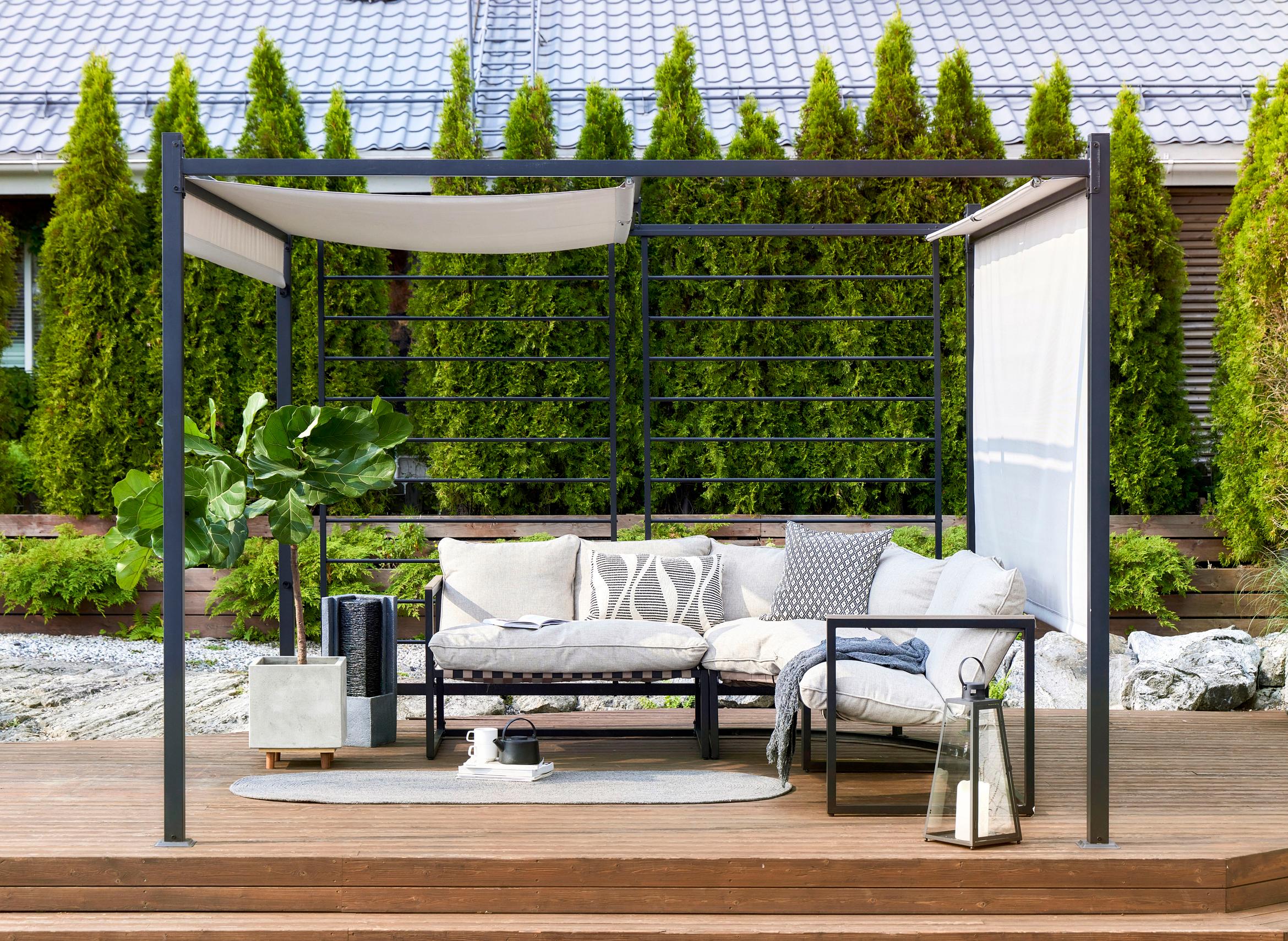 Privacy screen for the terrace: pergola with adjustable screens