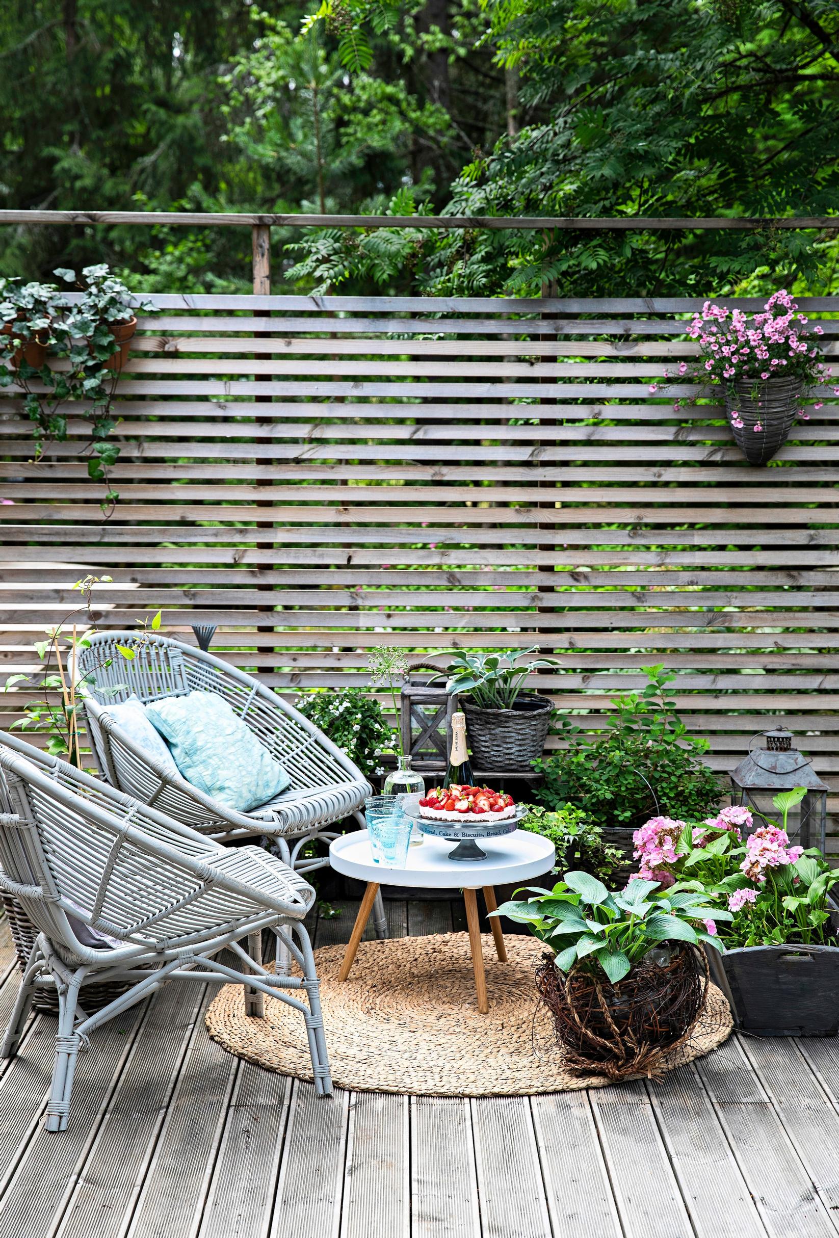 Privacy screen for the terrace: lightweight slatted wall
